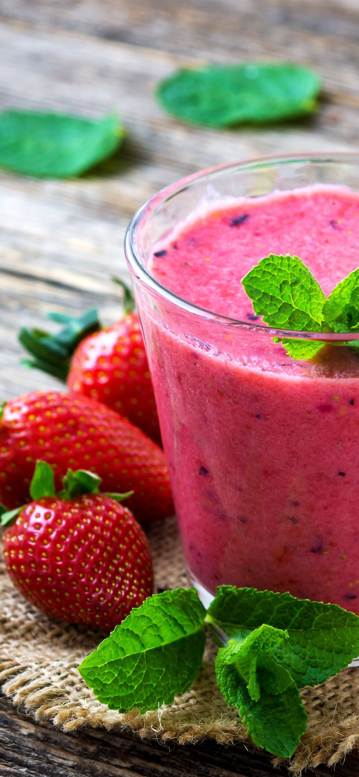 Smoothie With Strawberry And Leaf Picha ya Ukuta
