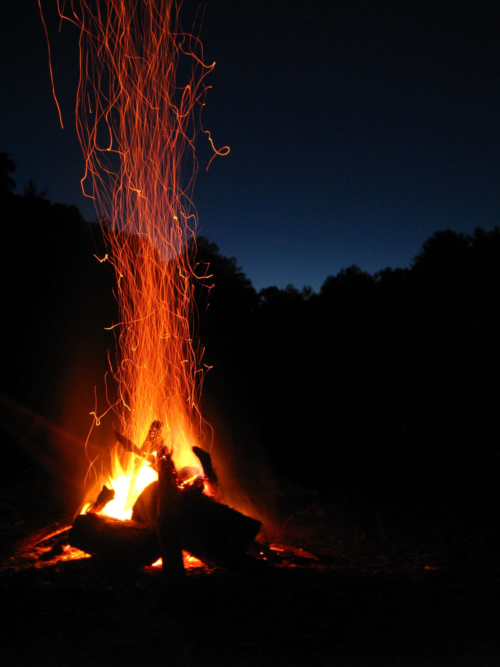 Soak in the sights and tranquility of a cozy bonfire. Picha ya Ukuta