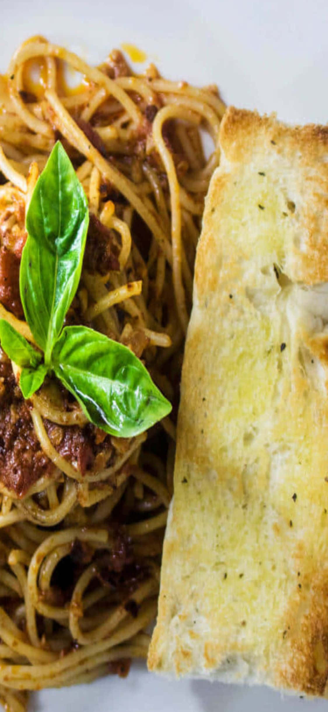 Spaghetti ya Kikweli na Mkate wa iPhone X Pasta Background Picha ya Ukuta