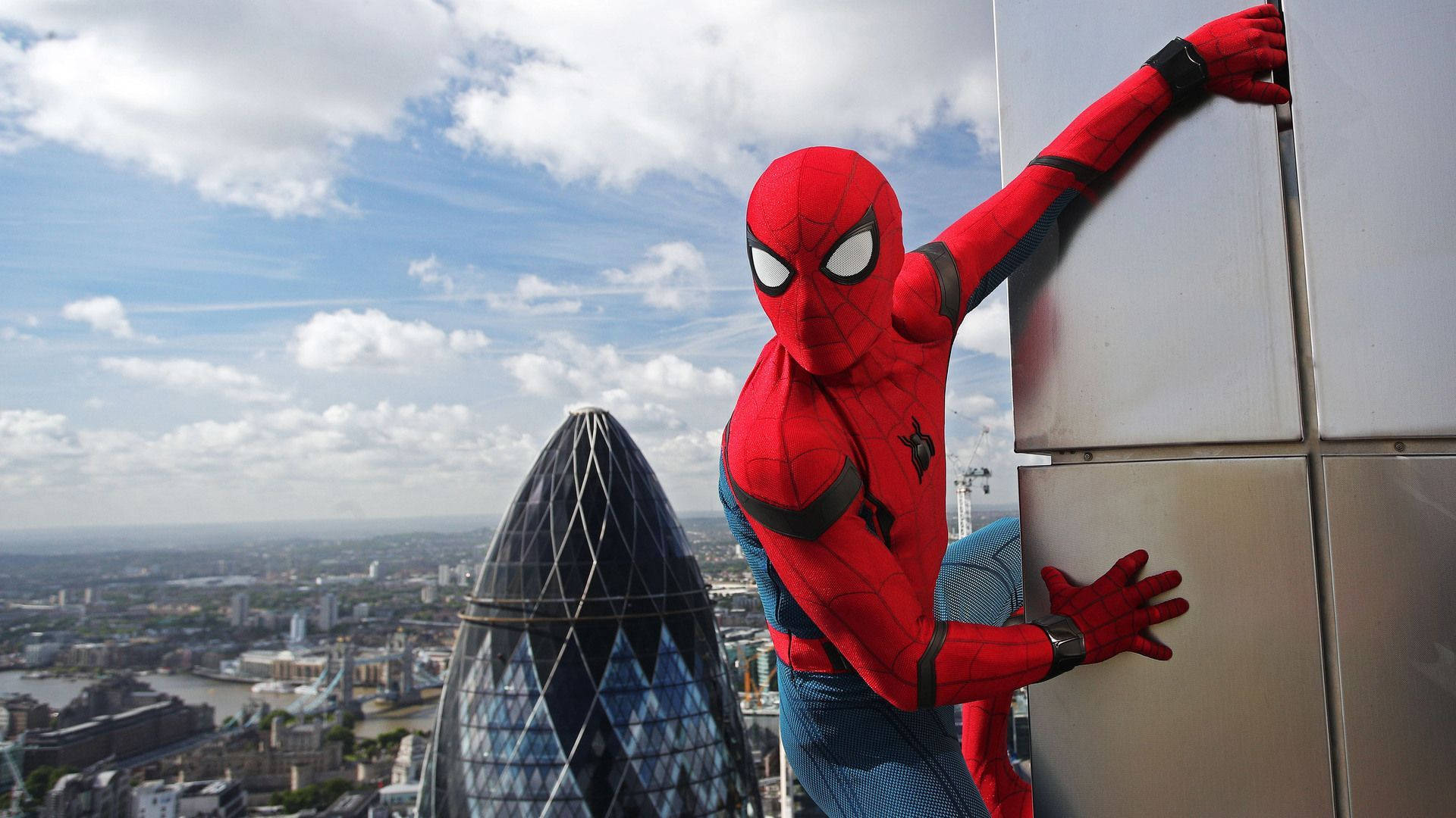 Spiderman akiruka mbele ya Mnara wa Gherkin Picha ya Ukuta