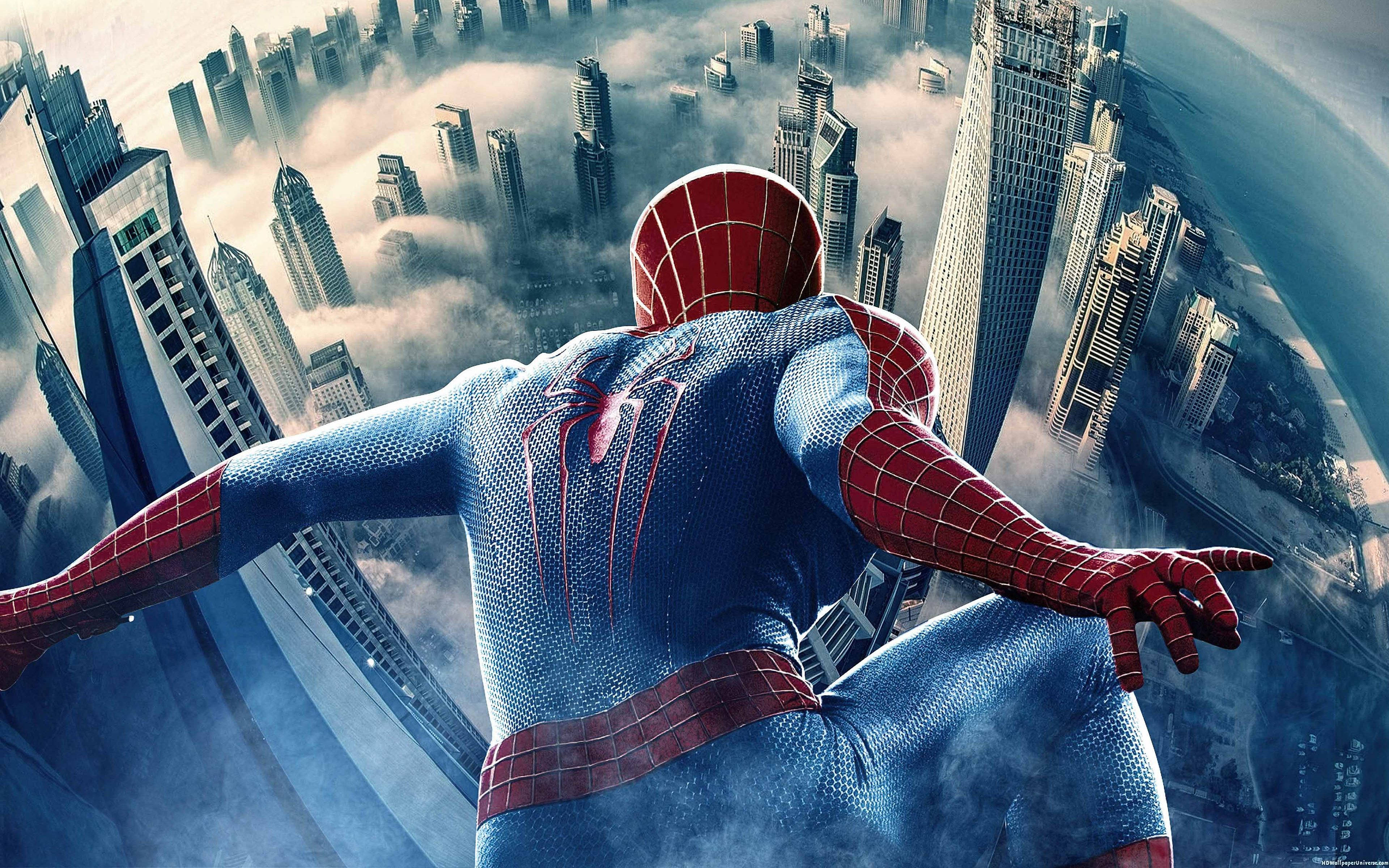 Spiderman Juu ya Majengo ya Jiji Picha ya Ukuta