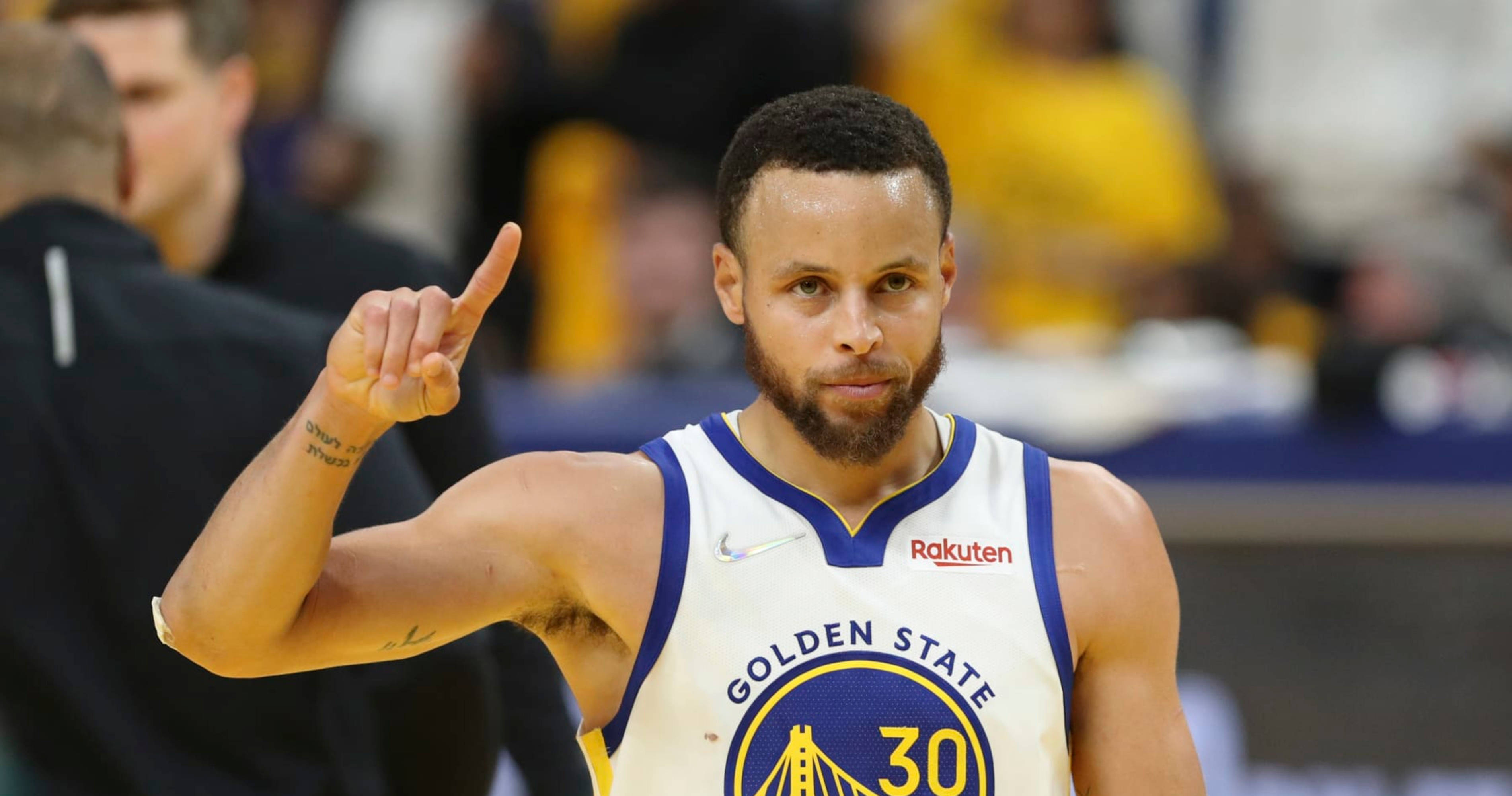 Steph Curry akinyoosha kidole cha mkono wa kulia juu Picha ya Ukuta