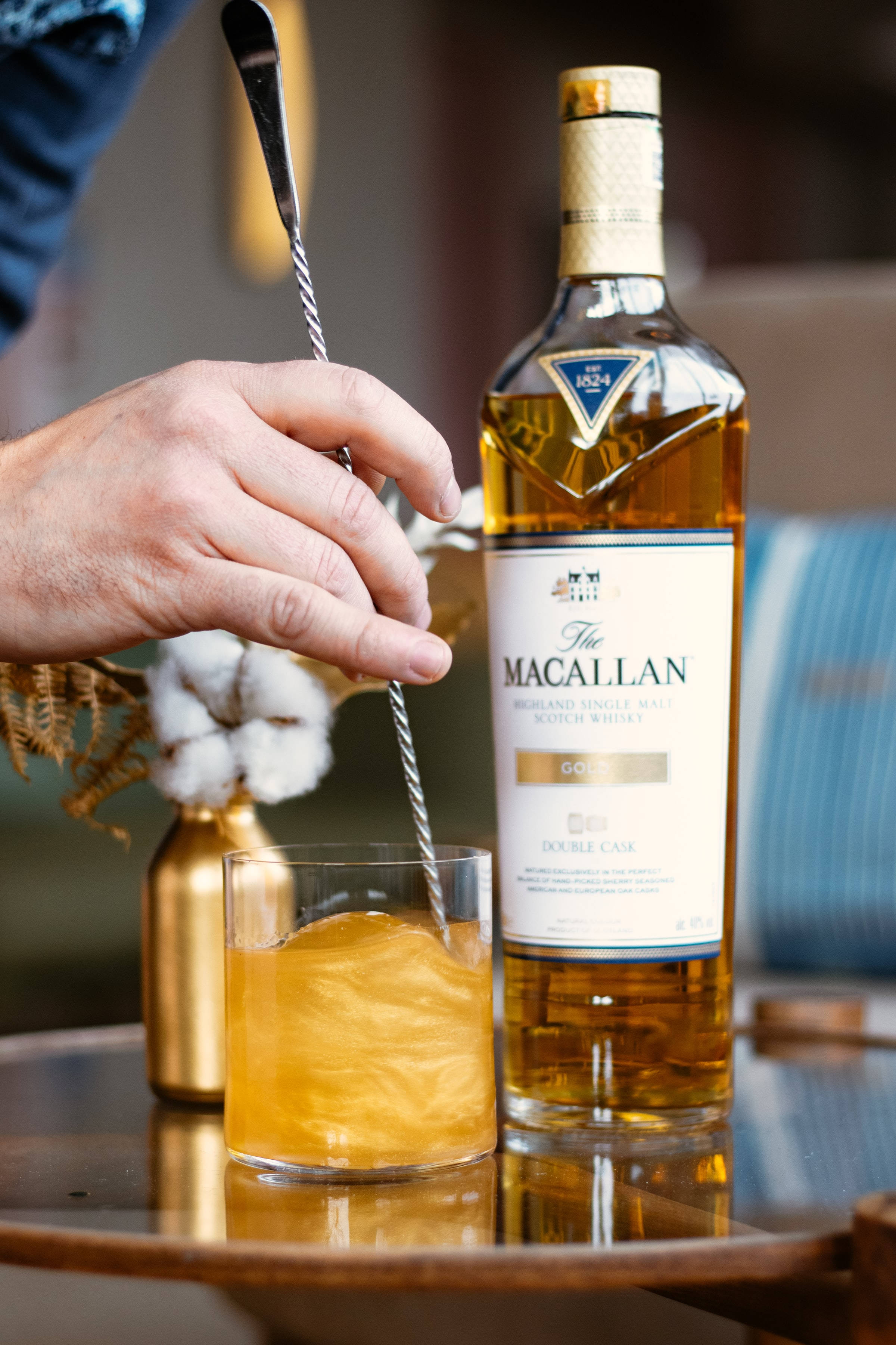 Stirring the Excellence - Macallan Whiskey Cocktail Picha ya Ukuta