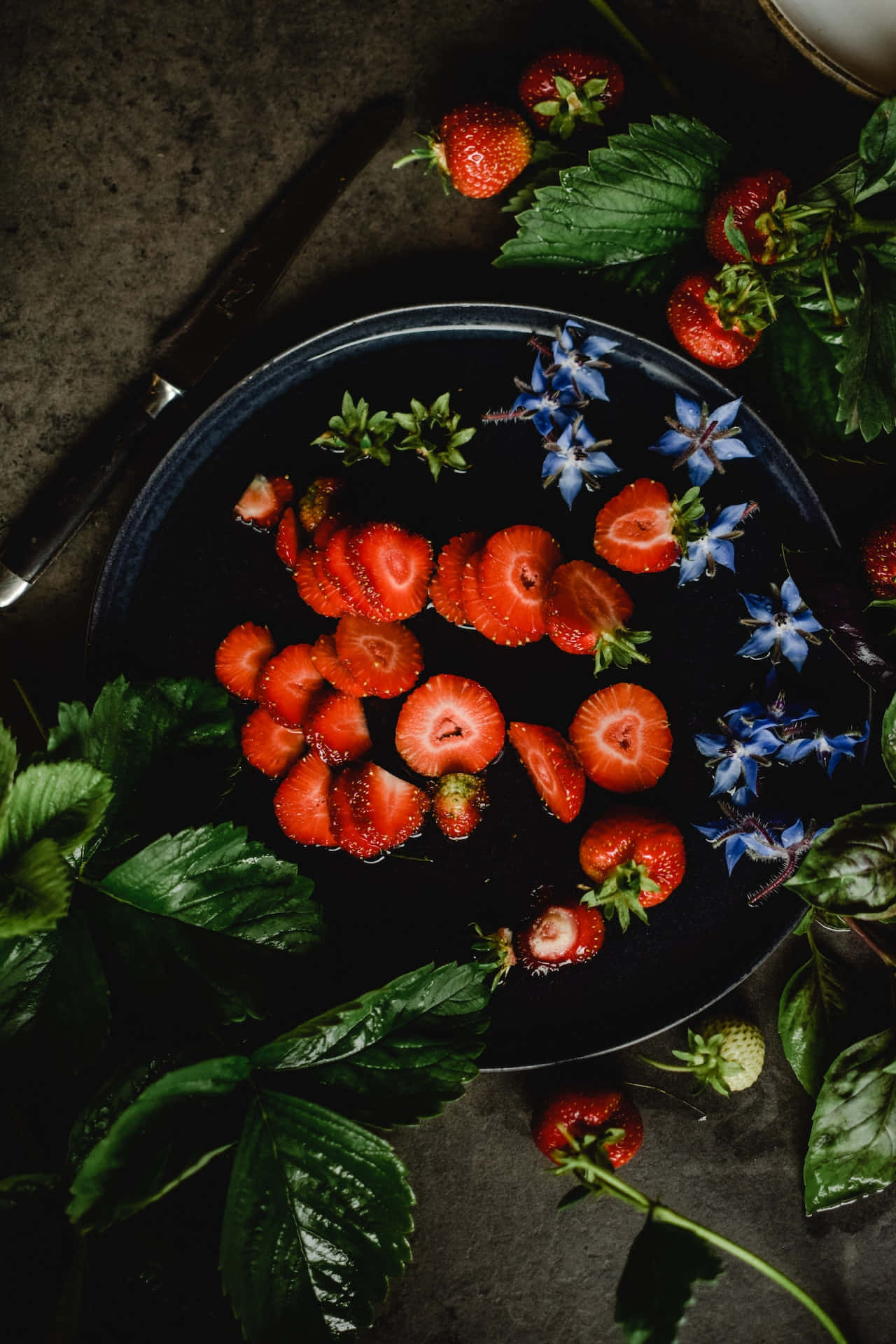 Strawberries na Mafuriko ya Bluu ya Borage kwa Simu Picha ya Ukuta