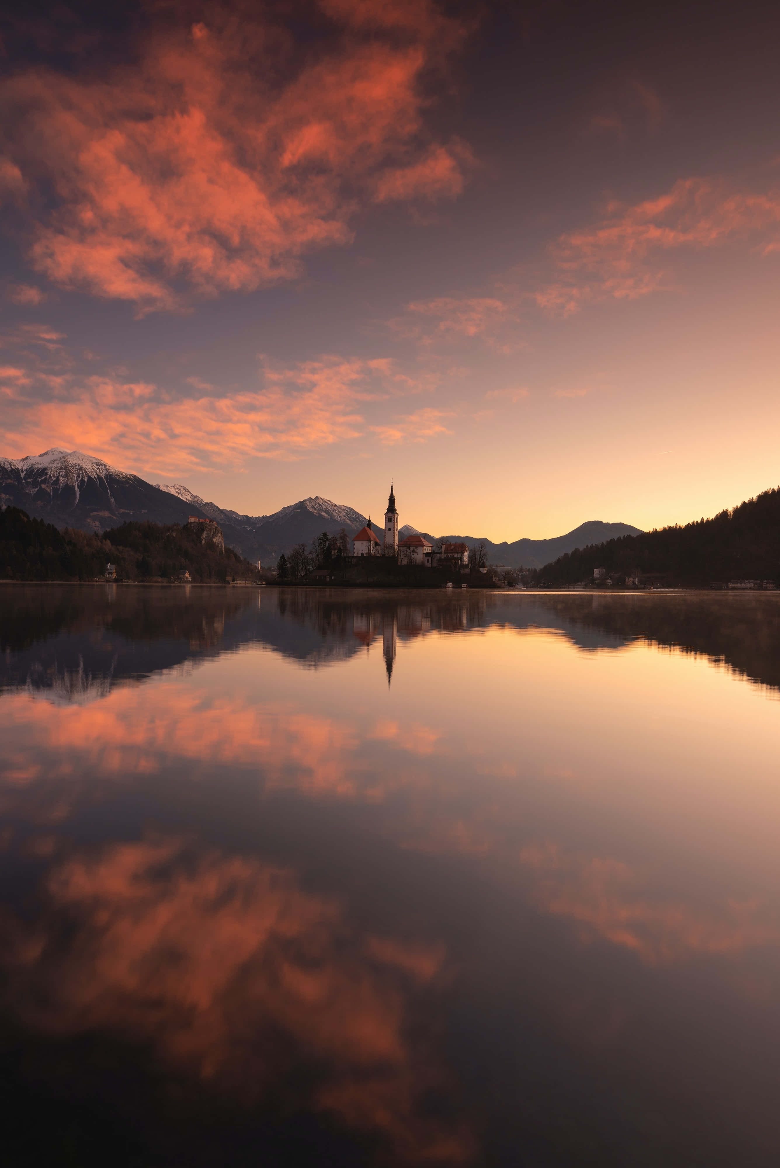 Stunning Lake Bled At Night iPhone Background Picha ya Ukuta