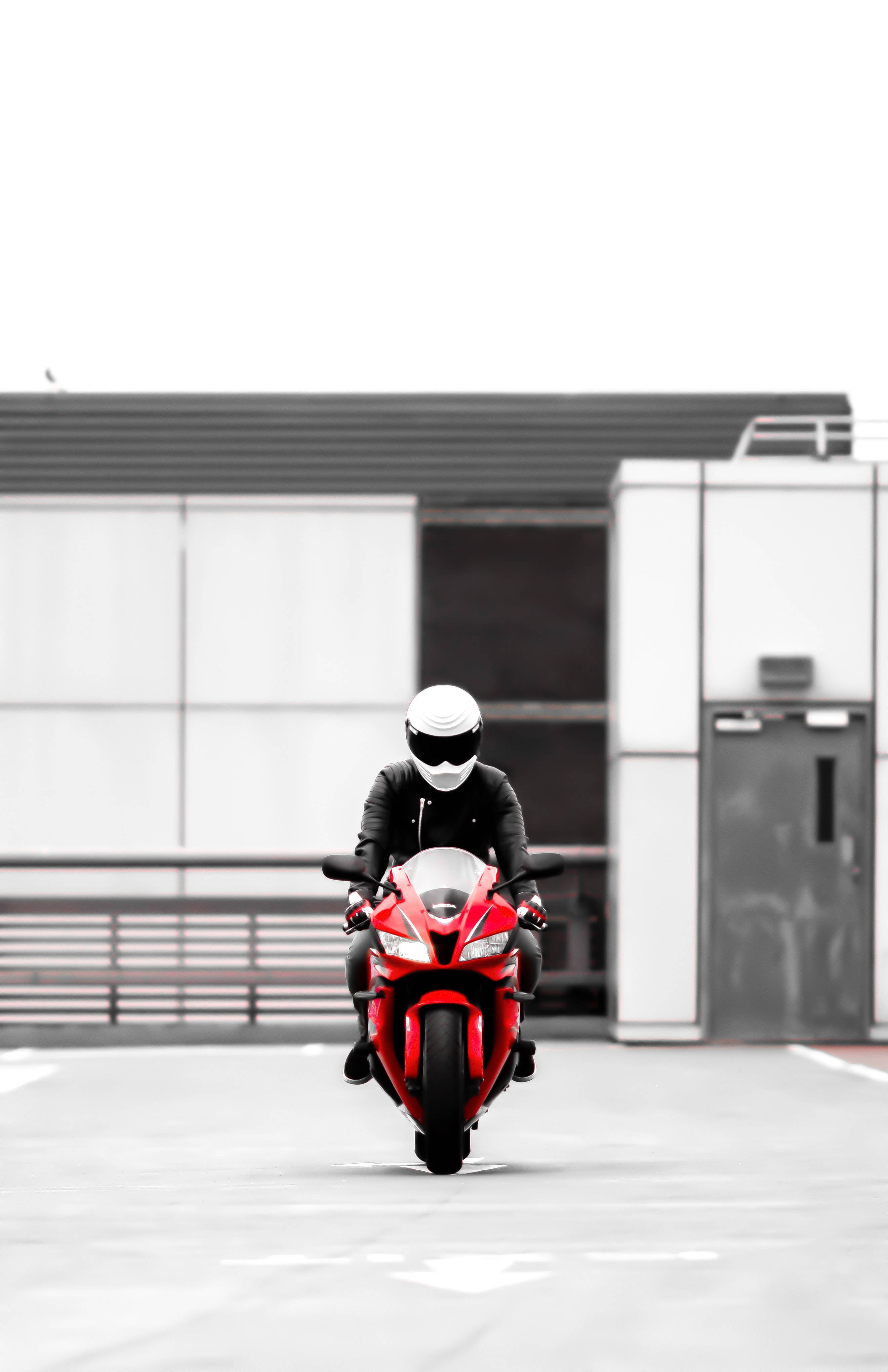 Stunning Red Bike in Minimalist Setting Picha ya Ukuta