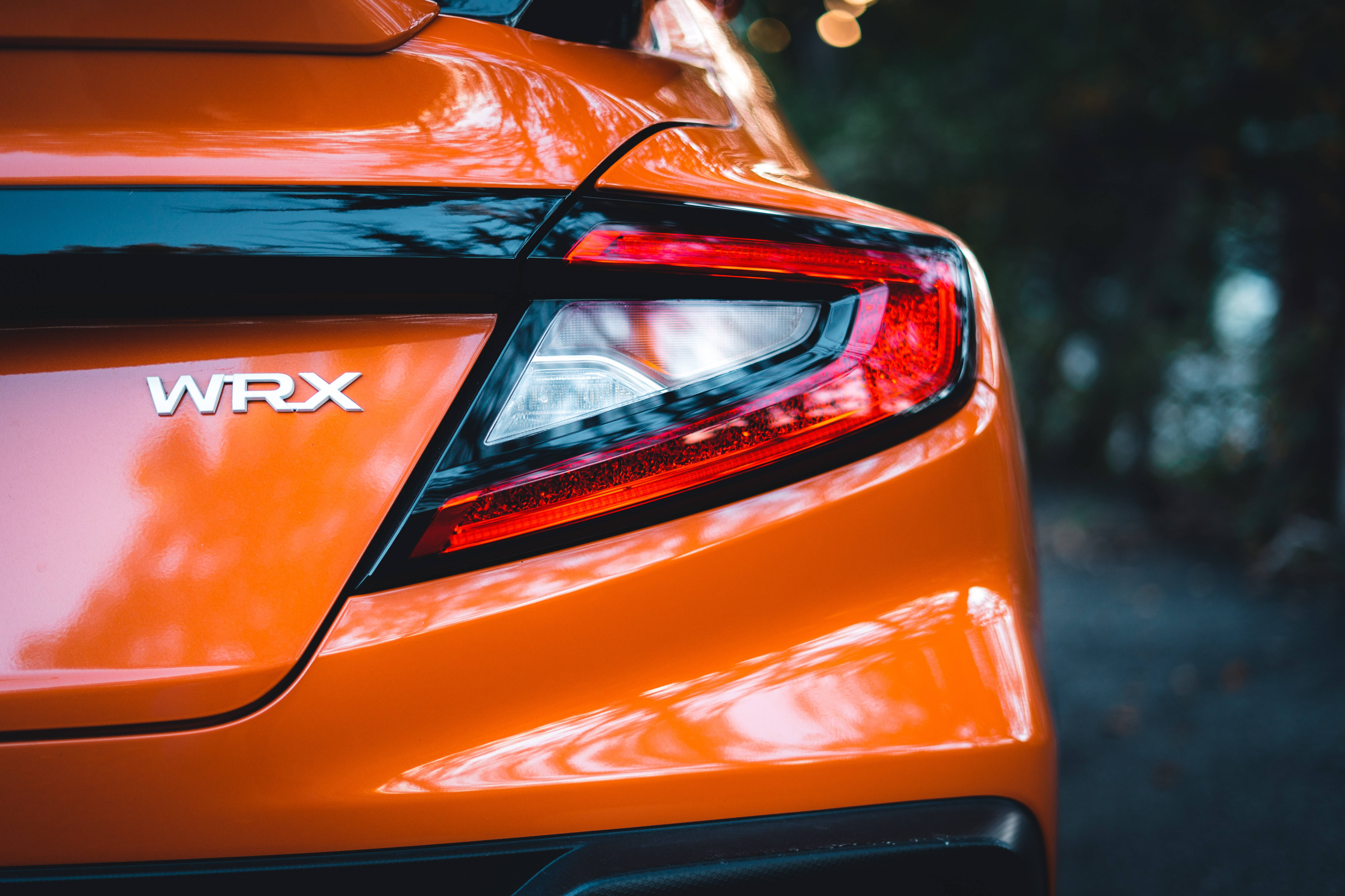 Subaru WRX STI ya Rangi ya Chungwa Inang'aa 4K Picha ya Ukuta