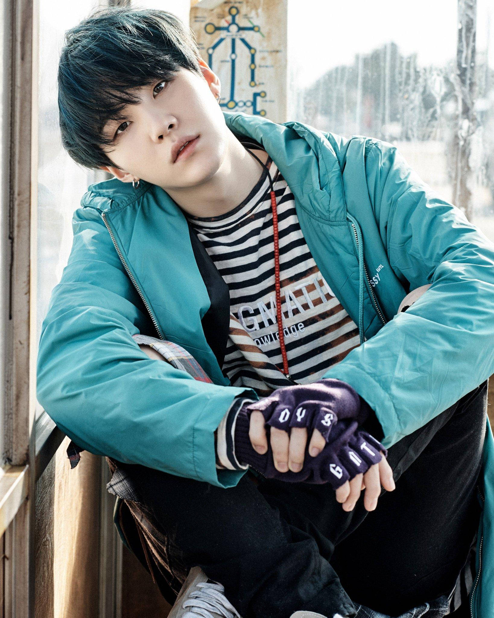 Suga Mzuri wa BTS Akiwa na Rangi ya Bluu Picha ya Ukuta