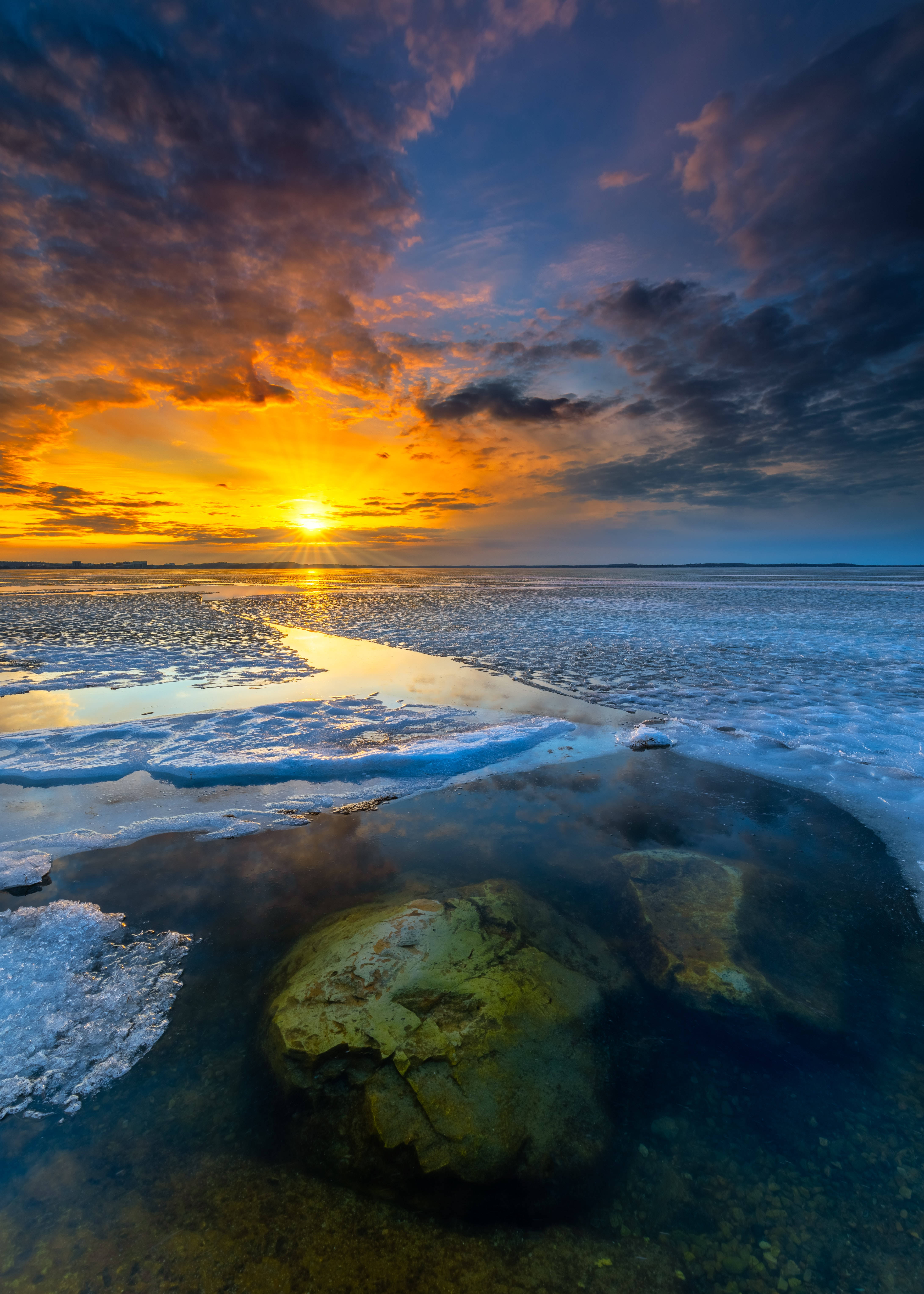 Sun Shines Over Ice Picha ya Ukuta