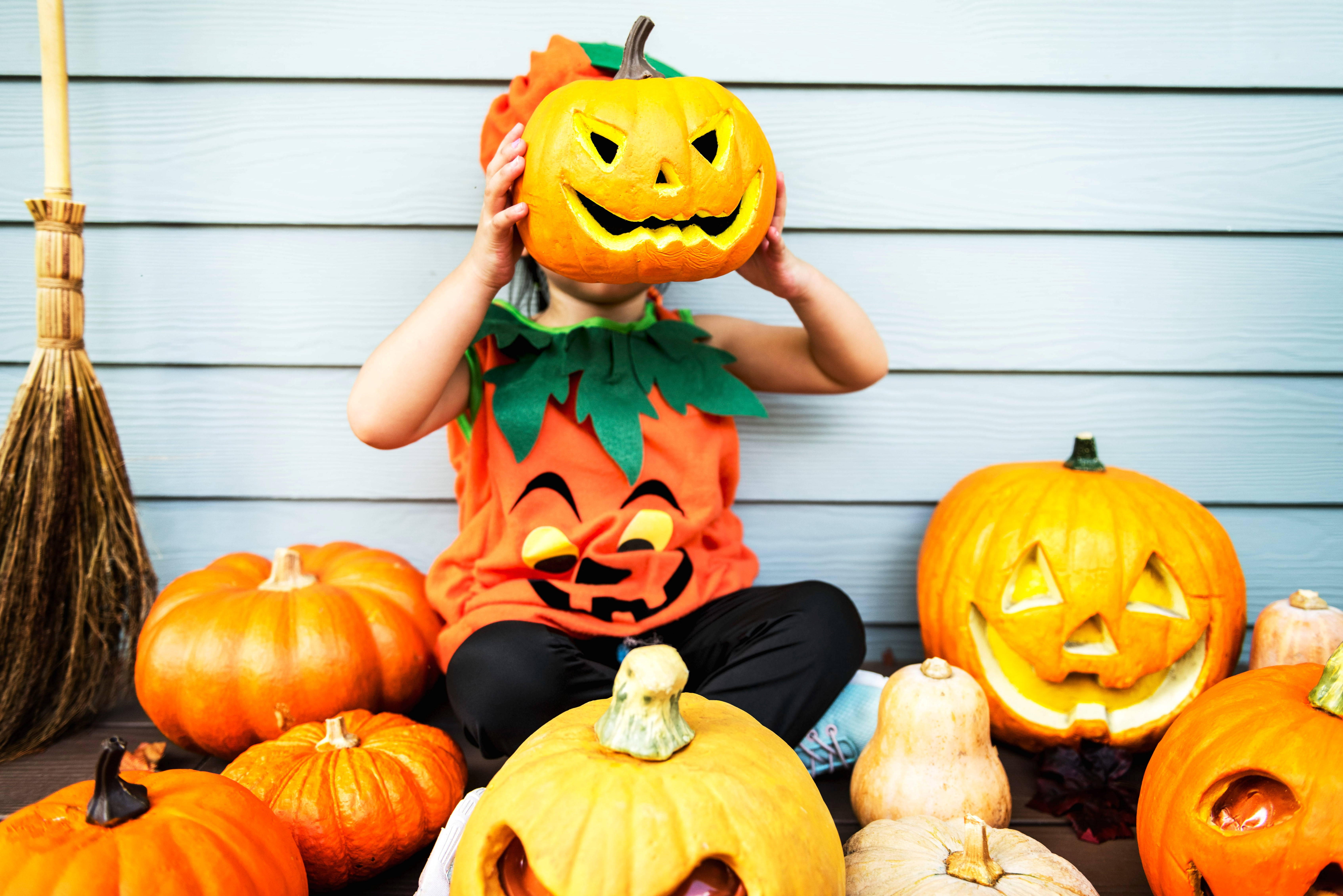 Suti ya Mtoto wa Halloween Mrembo wa Jack O' Lantern Picha ya Ukuta