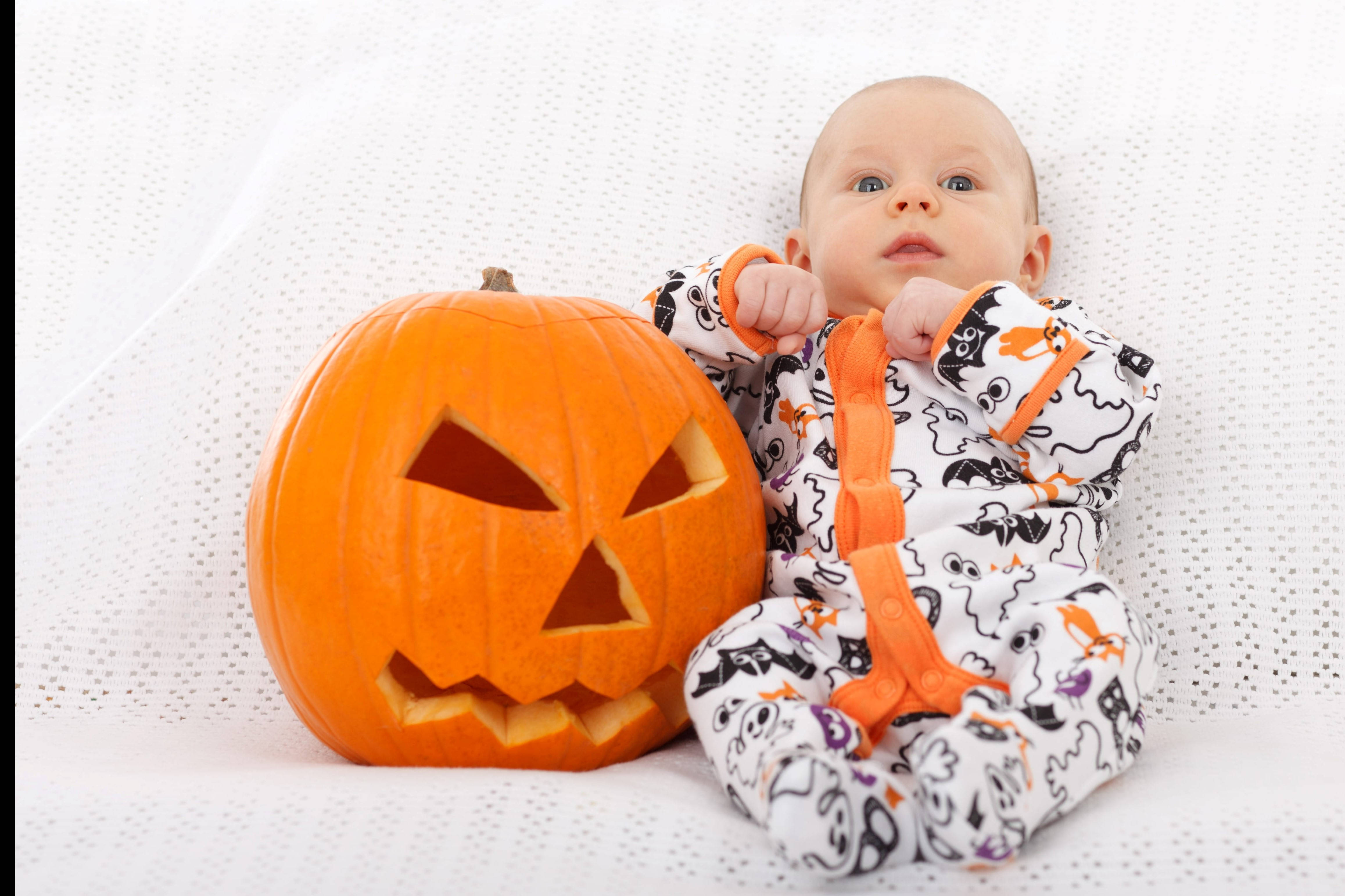 Suti ya Mtoto ya Halloween yenye Kupendeza Picha ya Ukuta