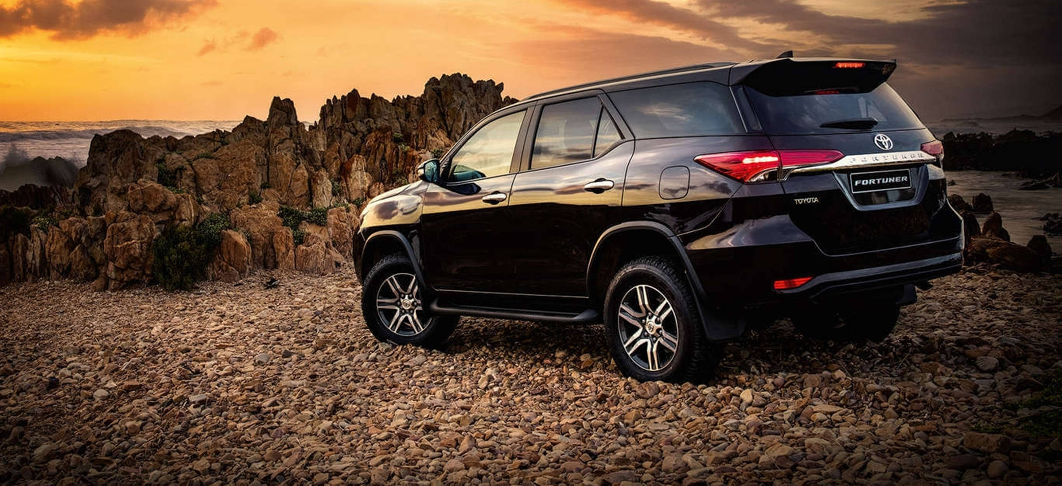 SUV ya Toyota Fortuner Black Legender Picha ya Ukuta