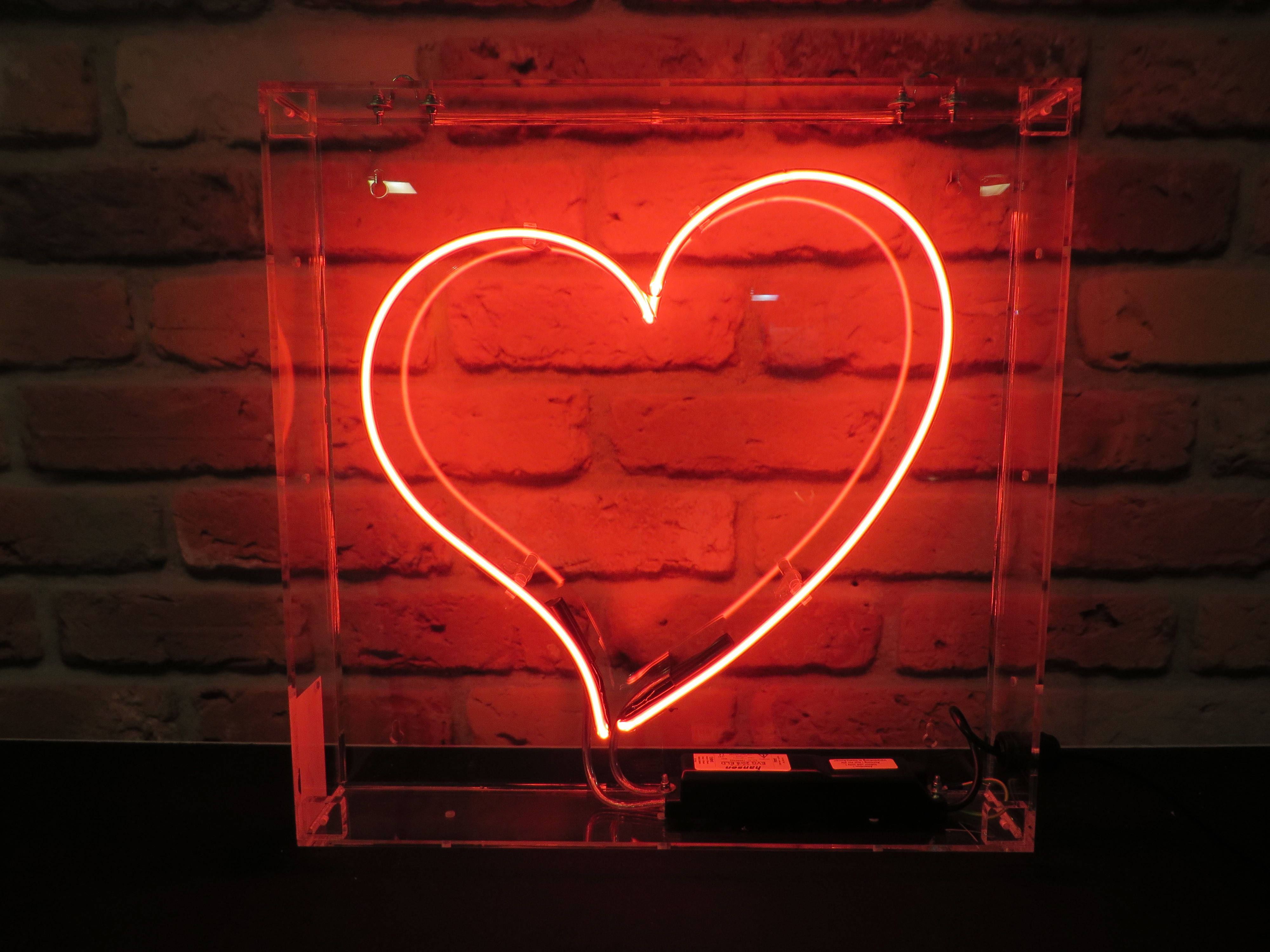 Taa ya Moyo Nyekundu ya Neon Yenye Rangi Maridadi Picha ya Ukuta