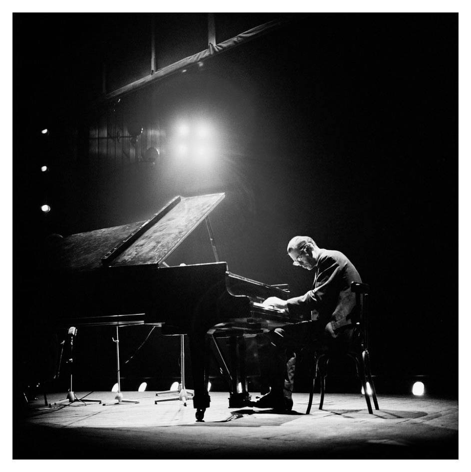 Taa ya Mwangaza Ikionyesha Bill Evans Akicheza Piano Picha ya Ukuta