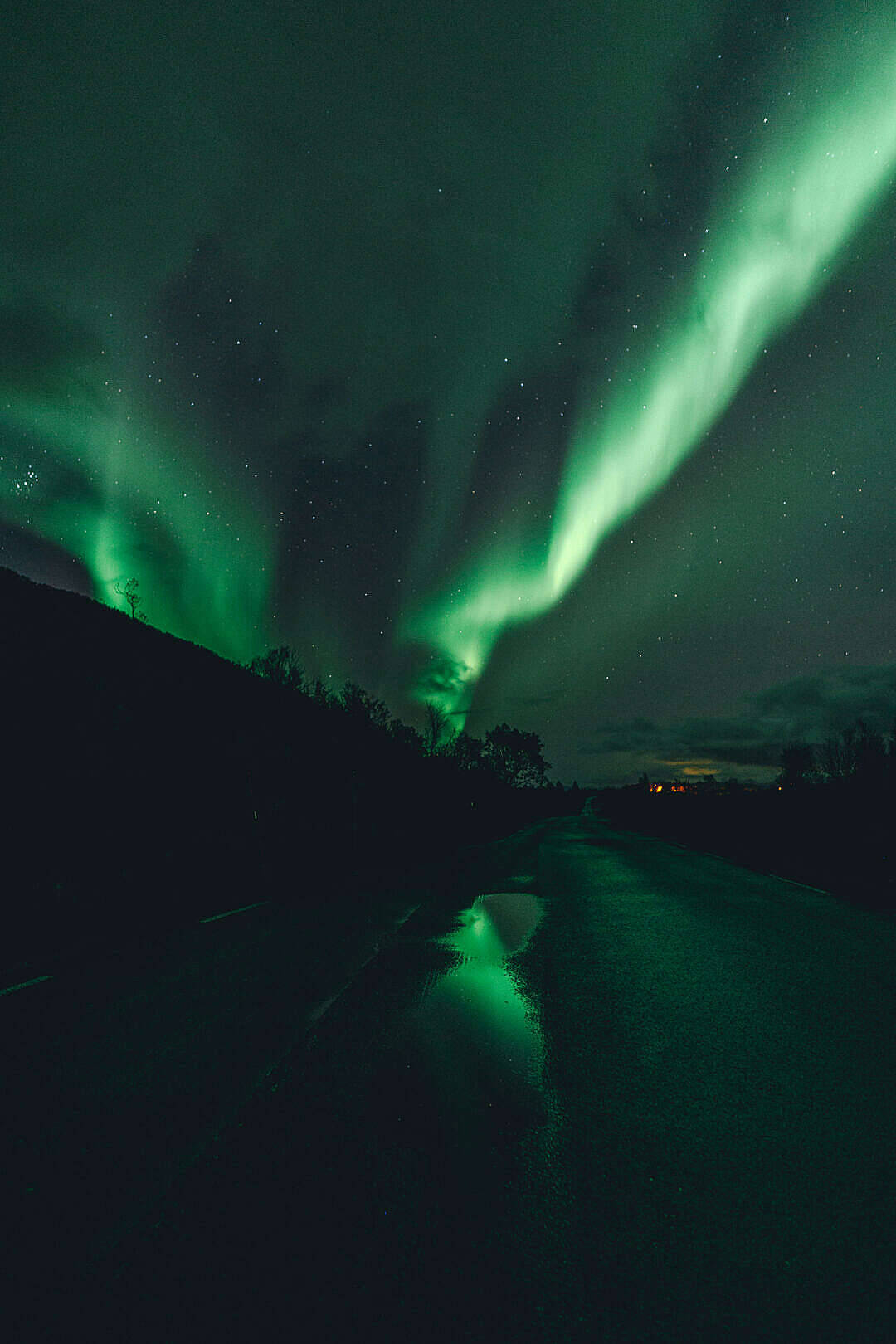 Taa za Kaskazini Huko Norway Kwa Simu ya Kijani ya iPhone Picha ya Ukuta