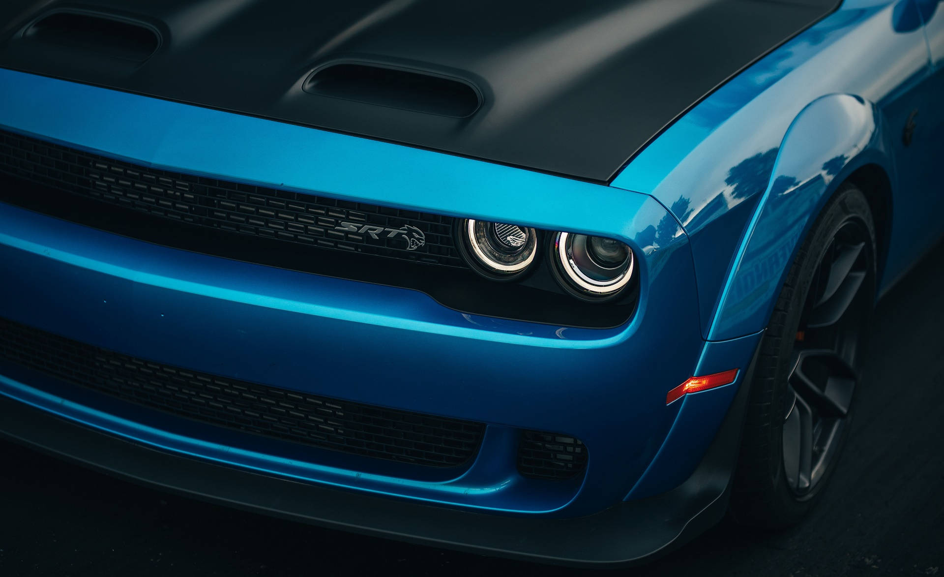 Taa Za Mbele Za Dodge Challenger Ya Bluu Picha ya Ukuta