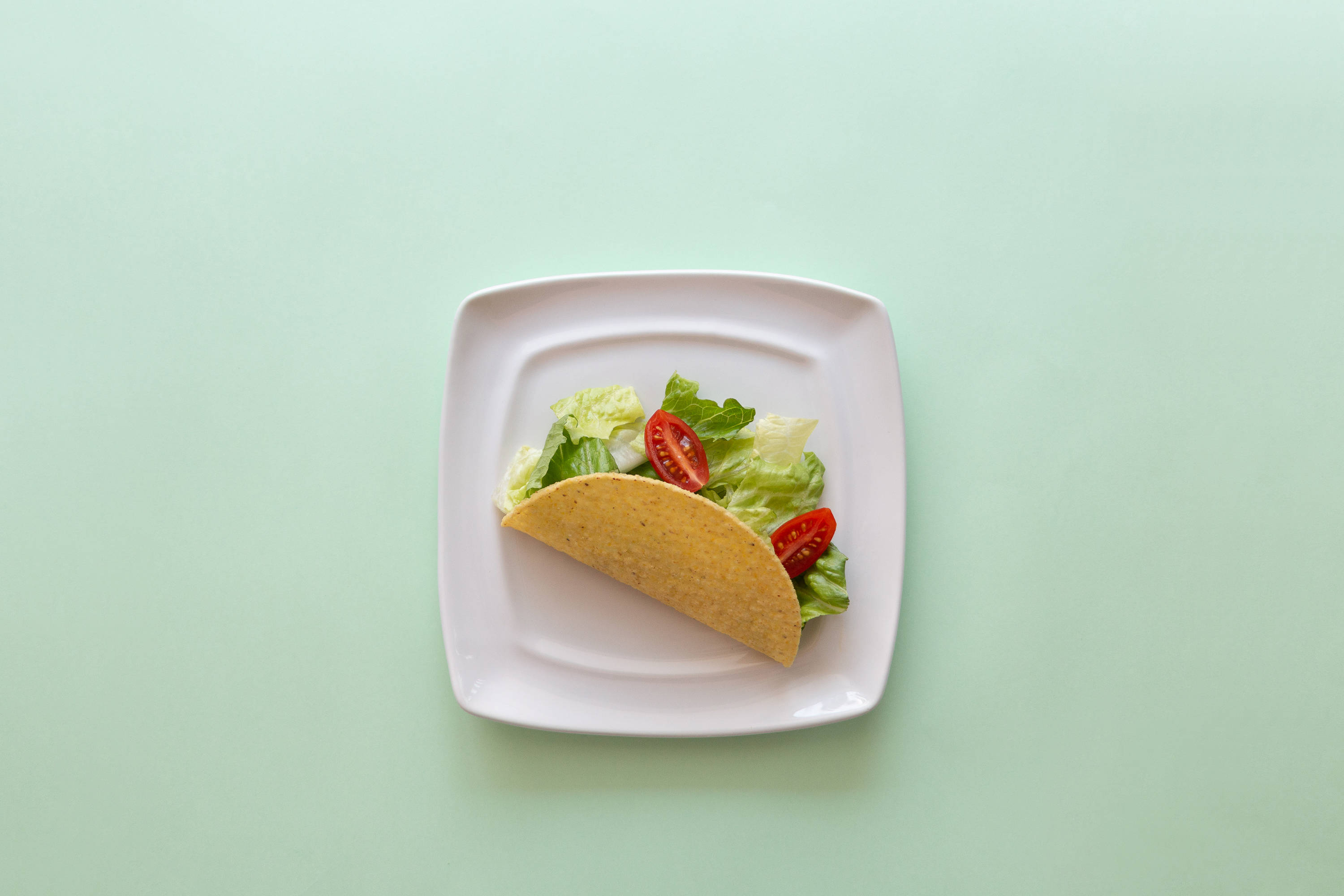 Taco Kwenye Jedwali la Kijani Kibichi Picha ya Ukuta