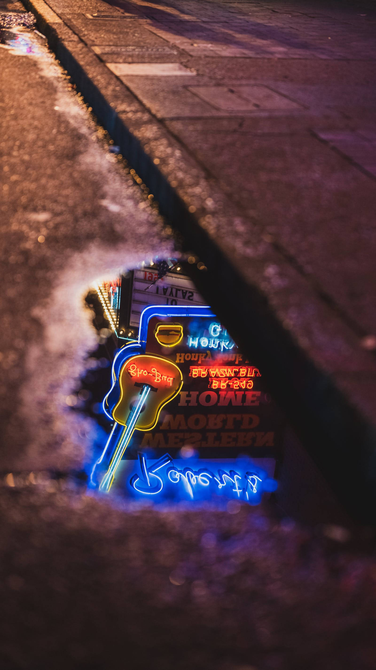 Tafakari ya Alama ya Neon iPhone Picha ya Ukuta