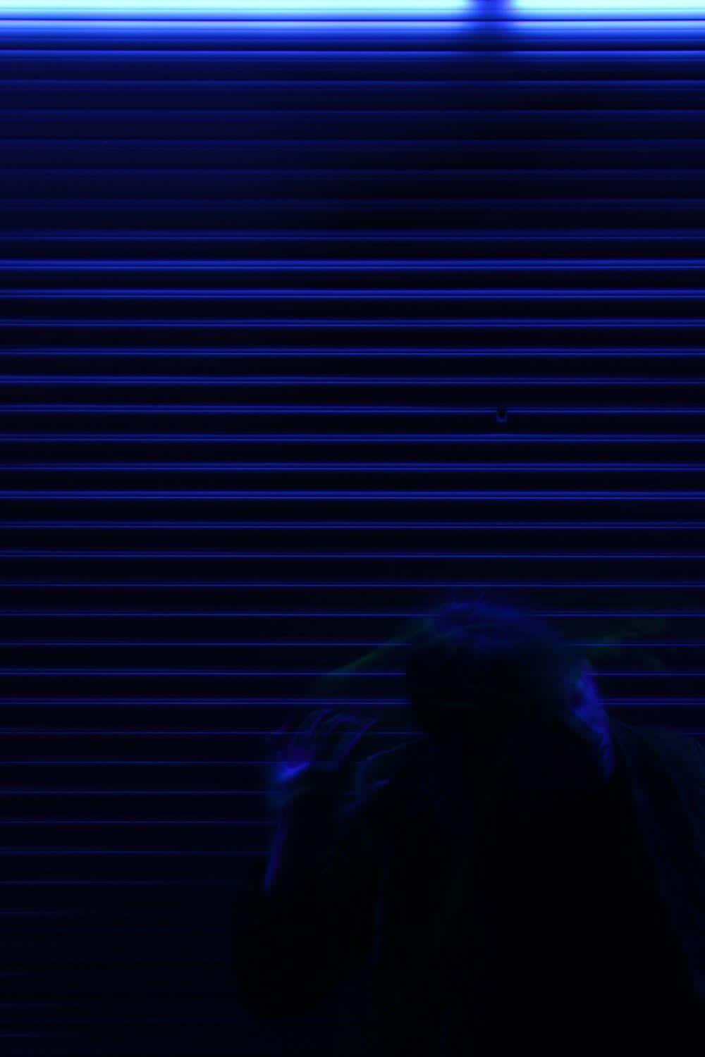 Tafuta Mwendo katika Hii Wallpaper ya Bluu Mwitu ya Aesthetic Picha ya Ukuta