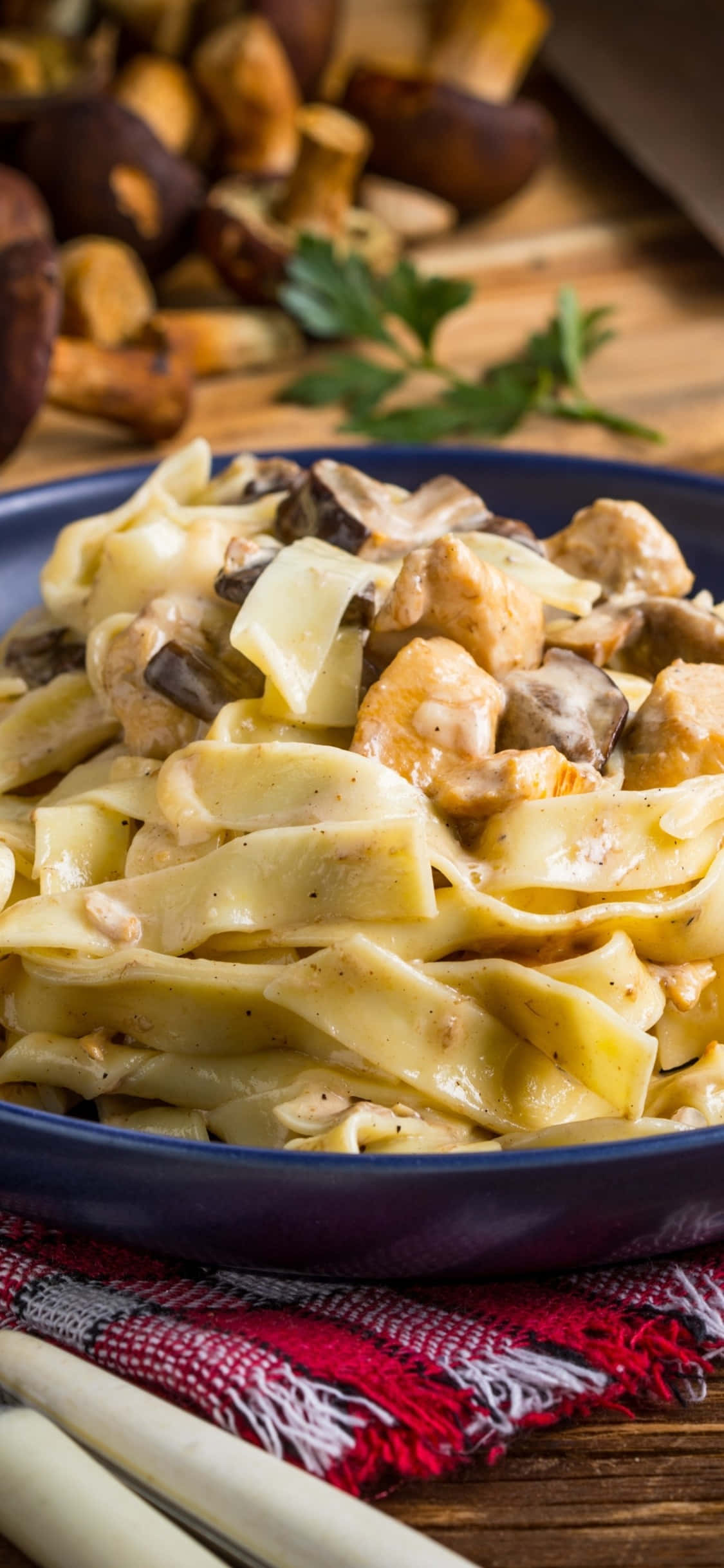 Tagliatelle Kwenye Saha Nyeusi Mazingira ya Pasta ya iPhone X Picha ya Ukuta