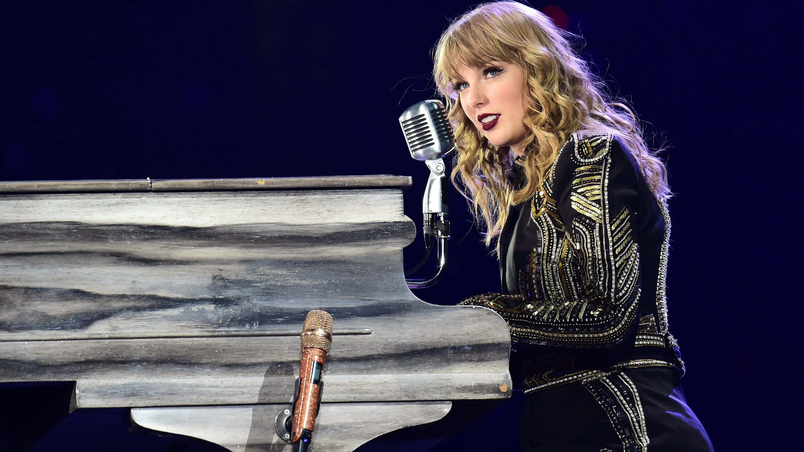 Tamasha la Ziara ya Dunia ya Taylor Swift Folklore Picha ya Ukuta
