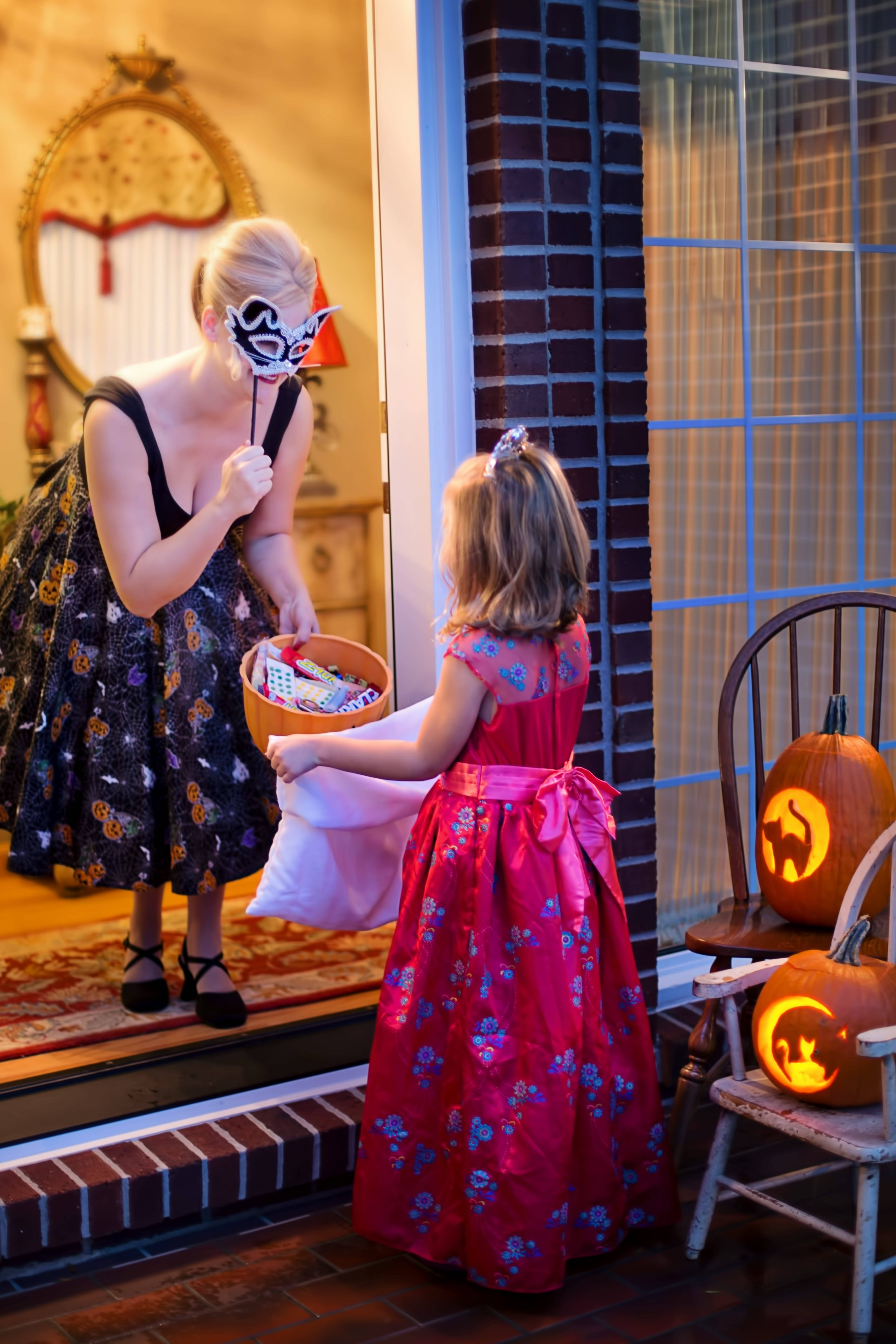 Tamu la Halloween la Kutapa-Tapa Picha ya Ukuta