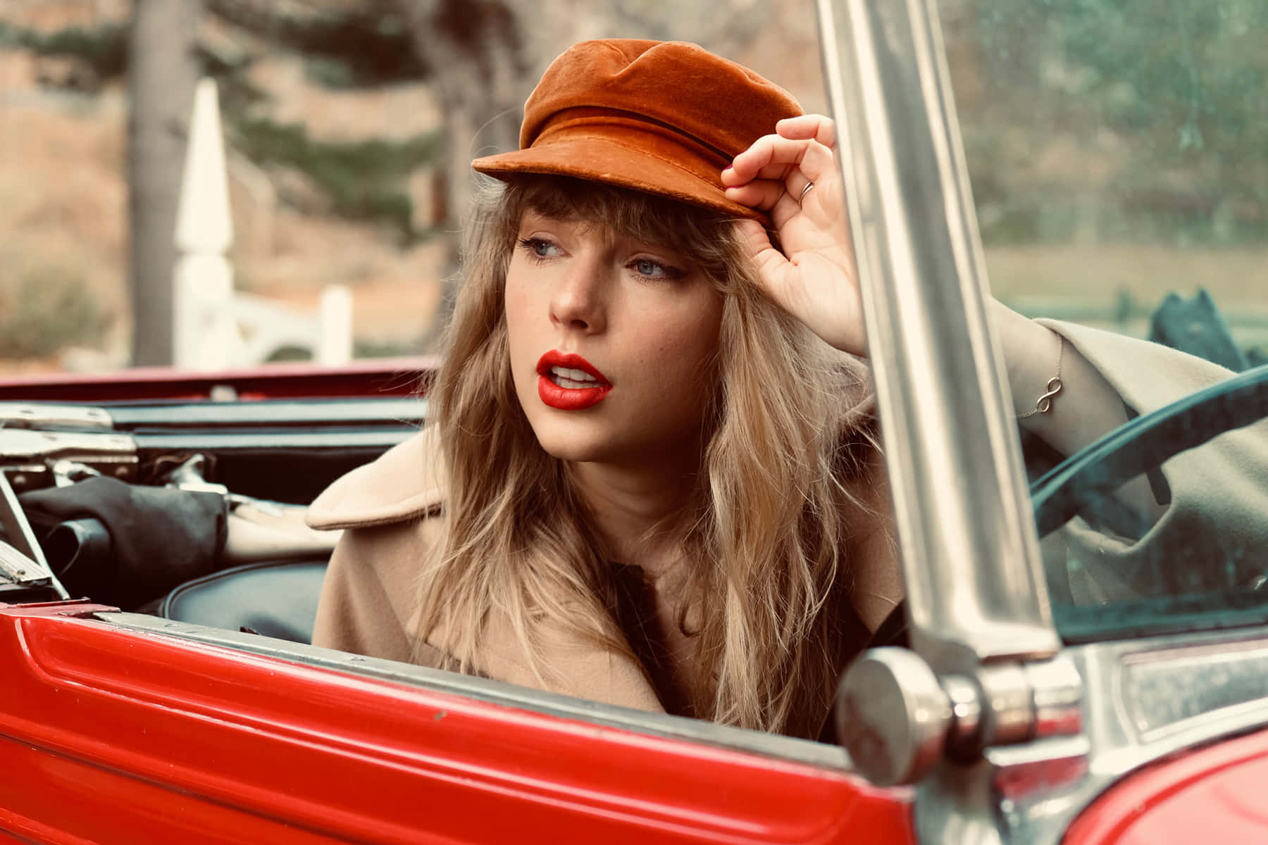 Taylor Katika Gari La Wazi Kutoka Red Taylors Version Picha ya Ukuta