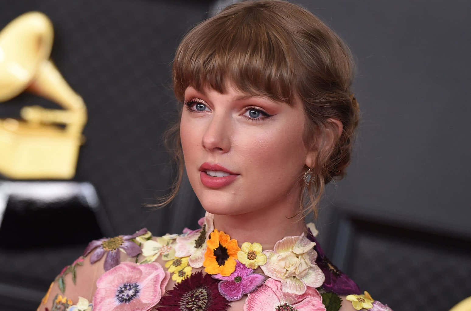 Taylor Swift Akiigiza Katika Video Yake ya Muziki kwa Wimbo Wake Maarufu "Shake It Off" Picha ya Ukuta