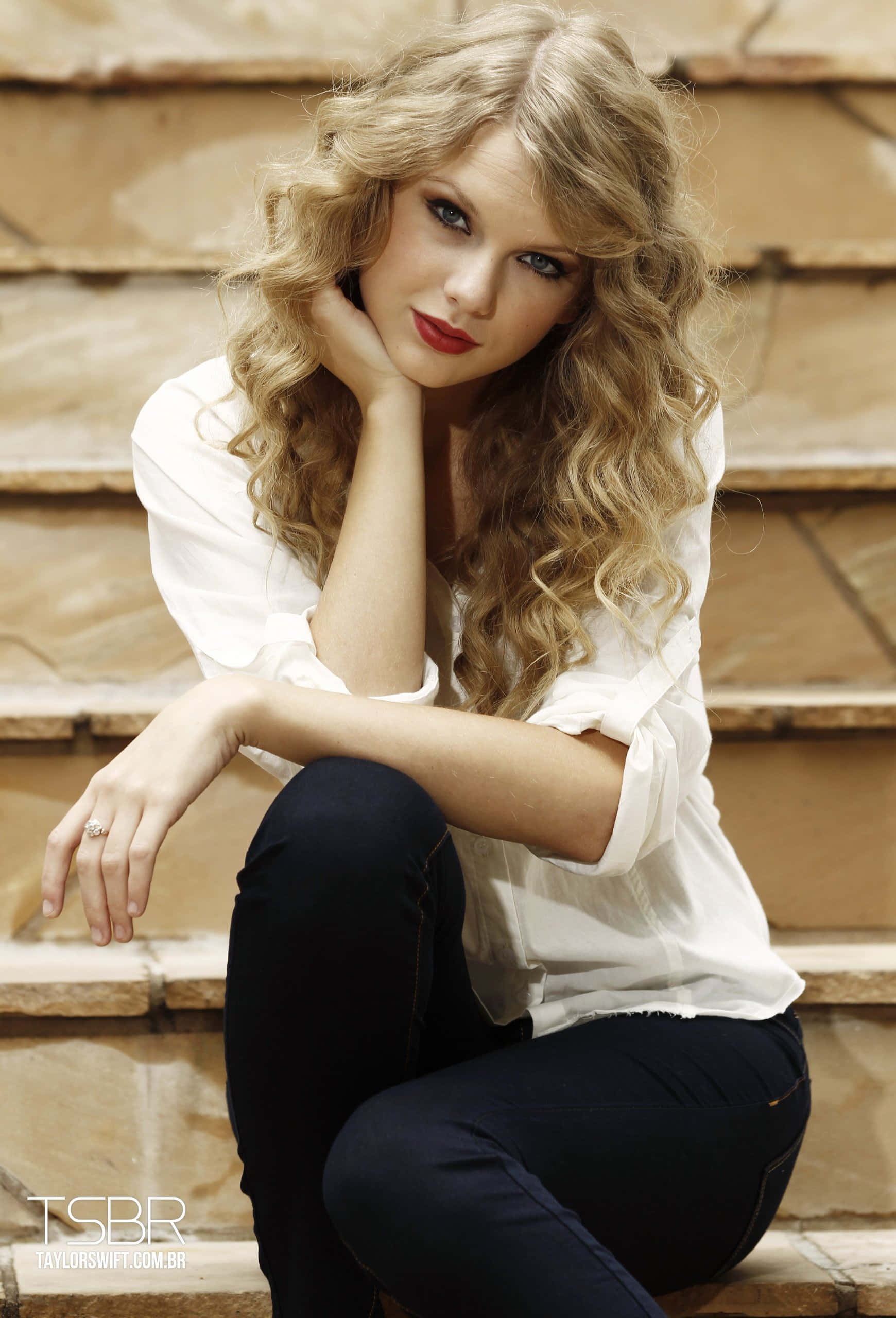 Taylor Swift akiimba katika vazi la rangi ya chungwa neon Picha ya Ukuta