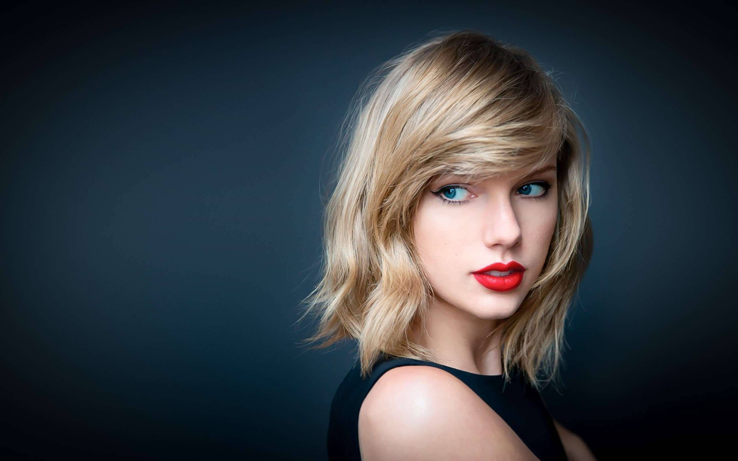 Taylor Swift akiimba kwenye moja ya matamasha yake ya moja kwa moja Picha ya Ukuta