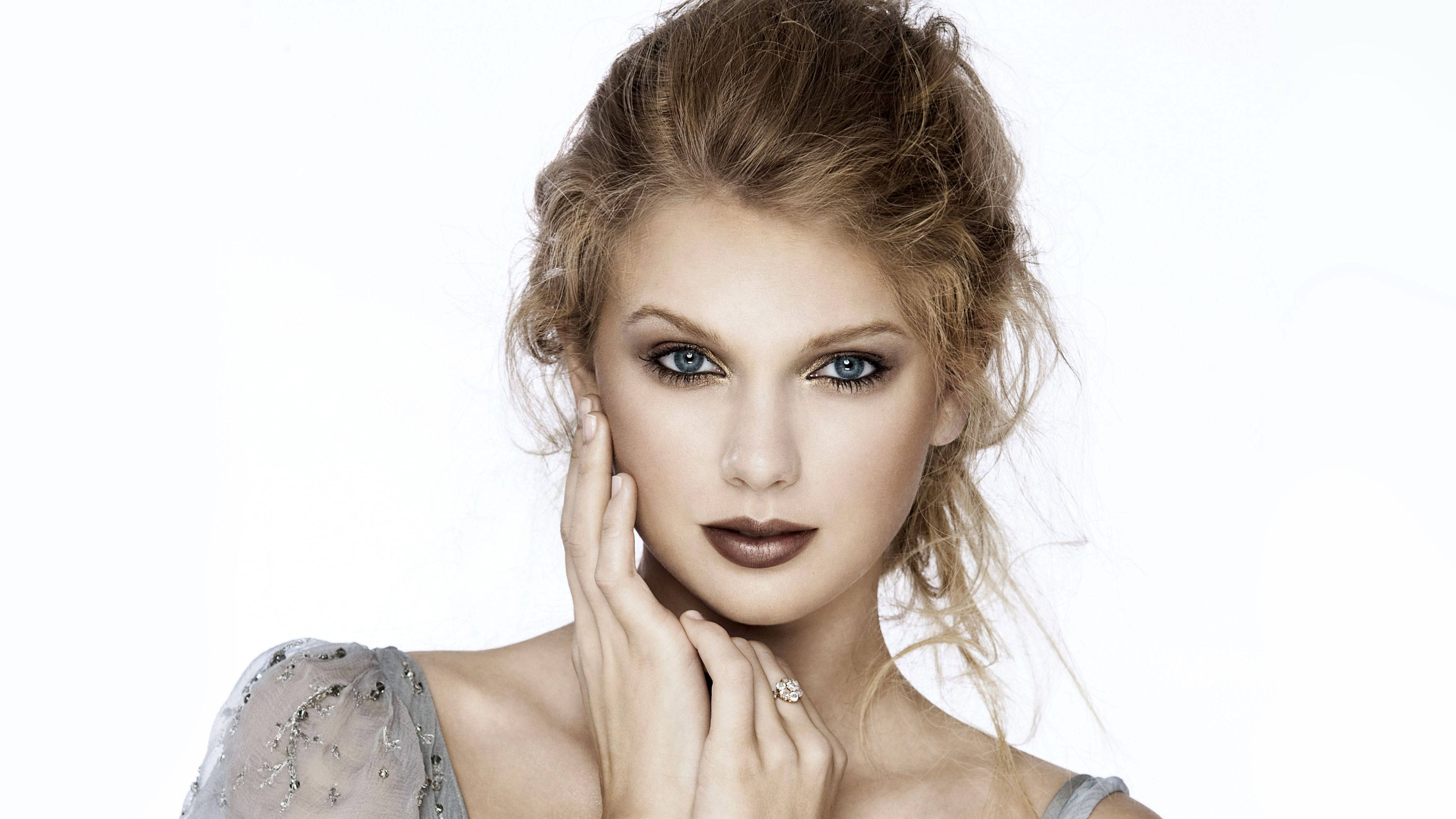 Taylor Swift akionekana maridadi kwa urembo wa asili Picha ya Ukuta