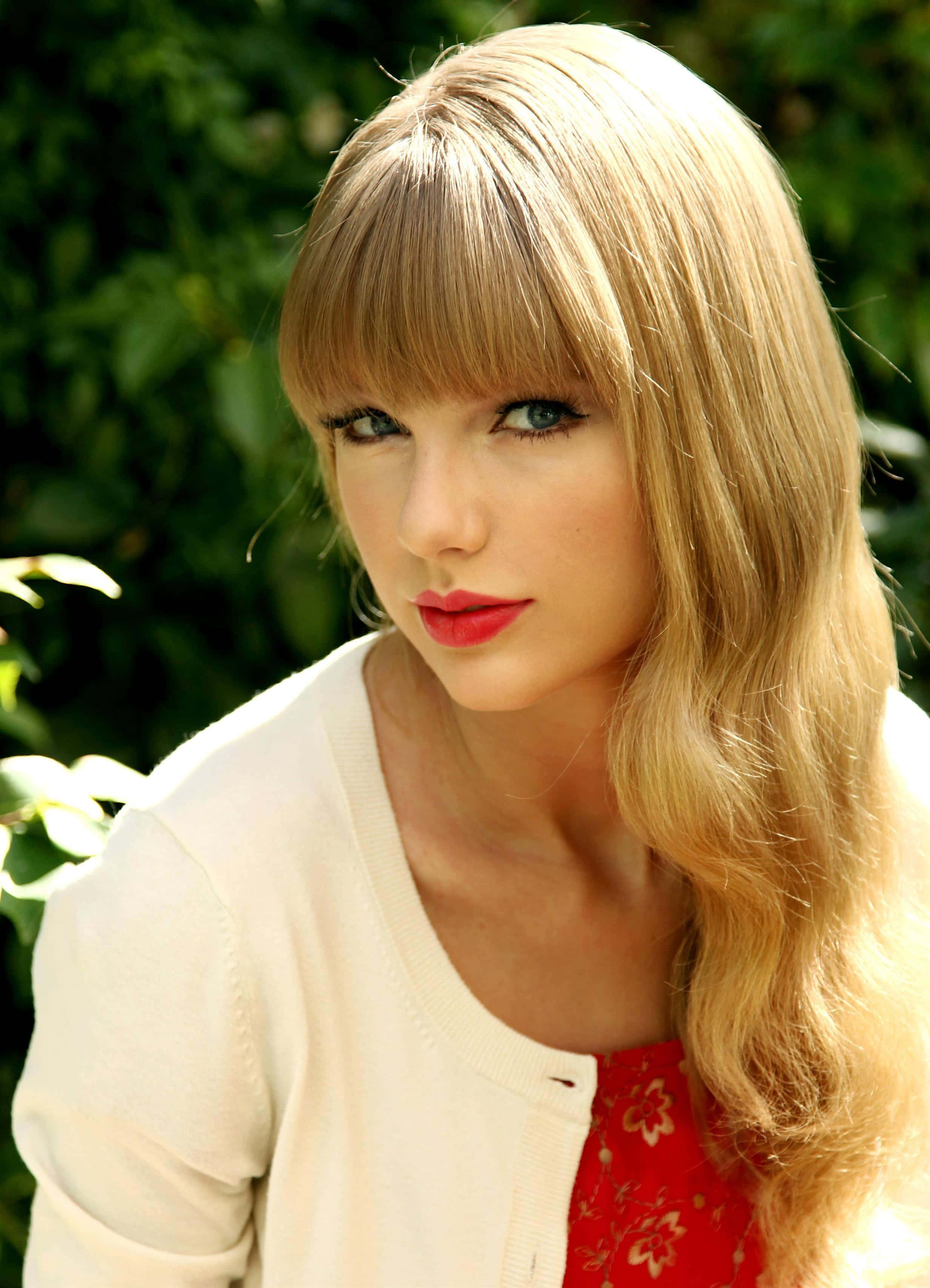 Taylor Swift akionekana mrembo katika vazi jekundu la kifahari Picha ya Ukuta