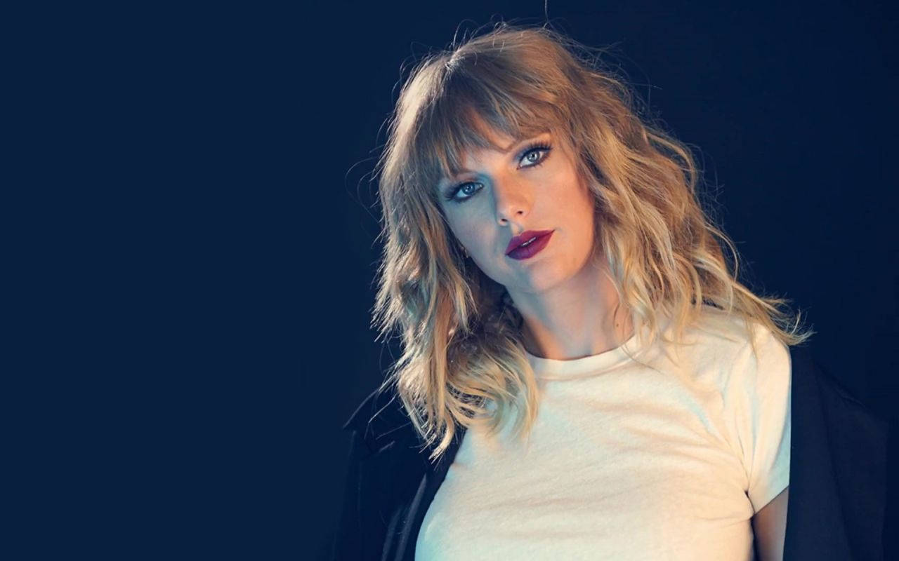 Taylor Swift Akionyesha Nywele Zisizo na Utaratibu Picha ya Ukuta