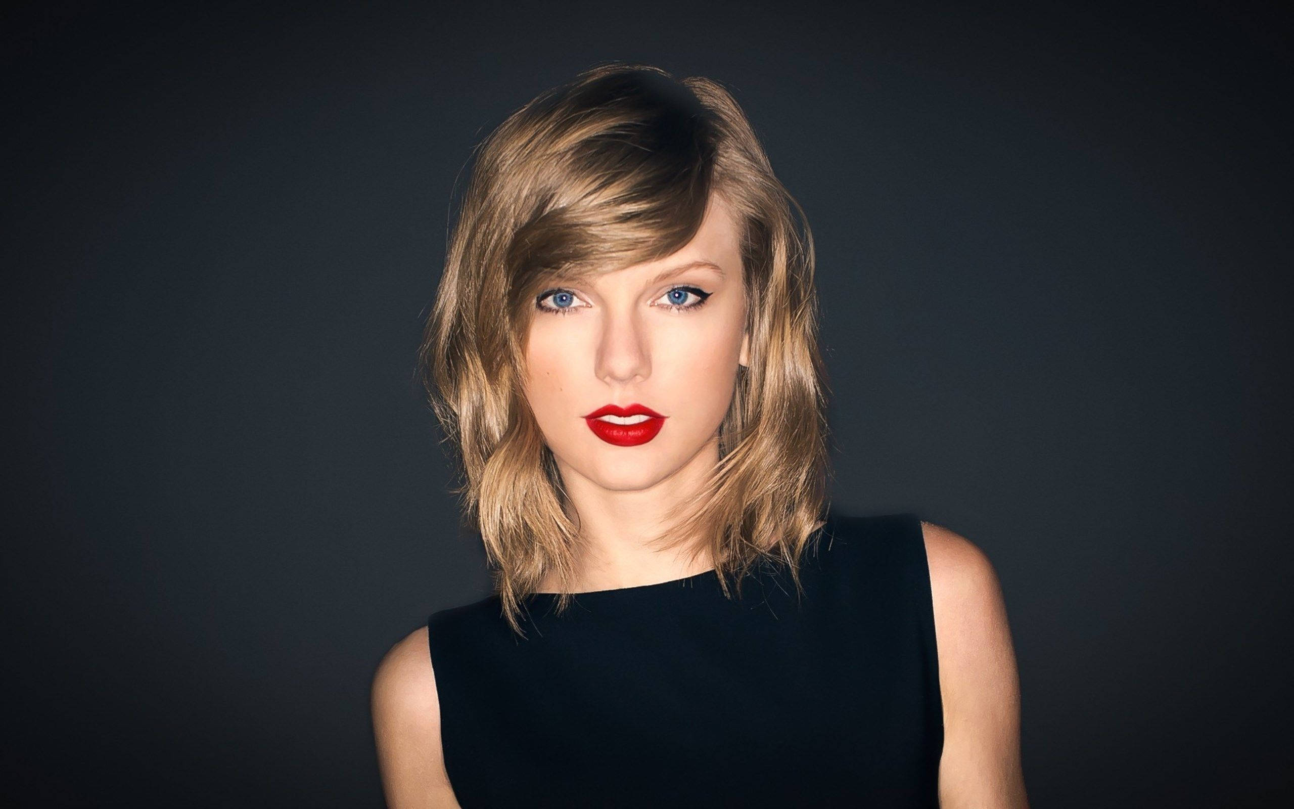 Taylor Swift Akipiga Picha Akiwa Nyeusi Picha ya Ukuta