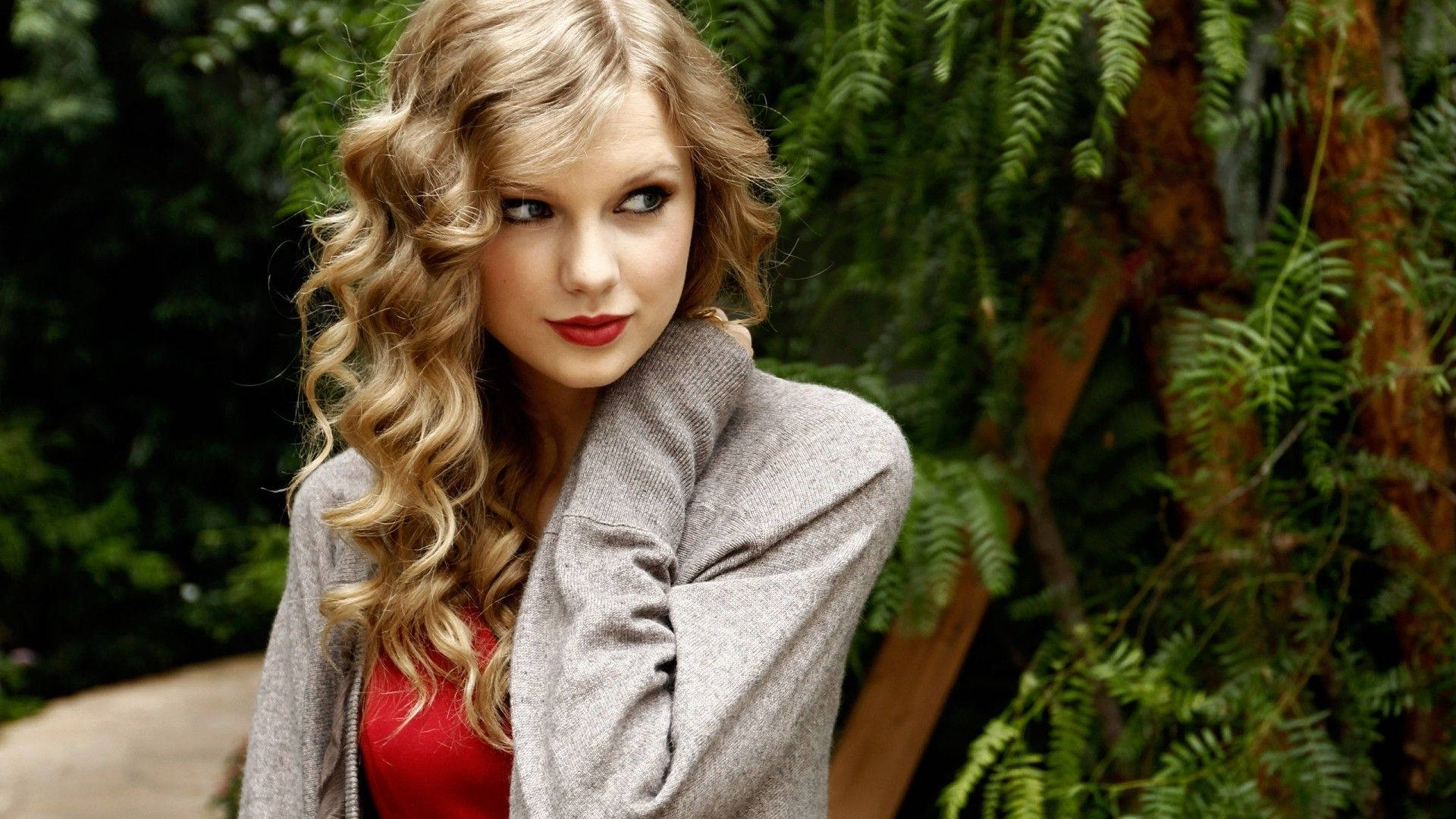 Taylor Swift Akipiga Picha Kwa Kutazama Pembeni Picha ya Ukuta