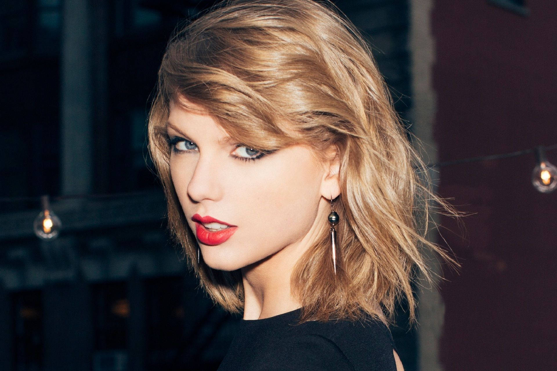 Taylor Swift Akitoa Mwonekano wa Kuhamasisha Picha ya Ukuta