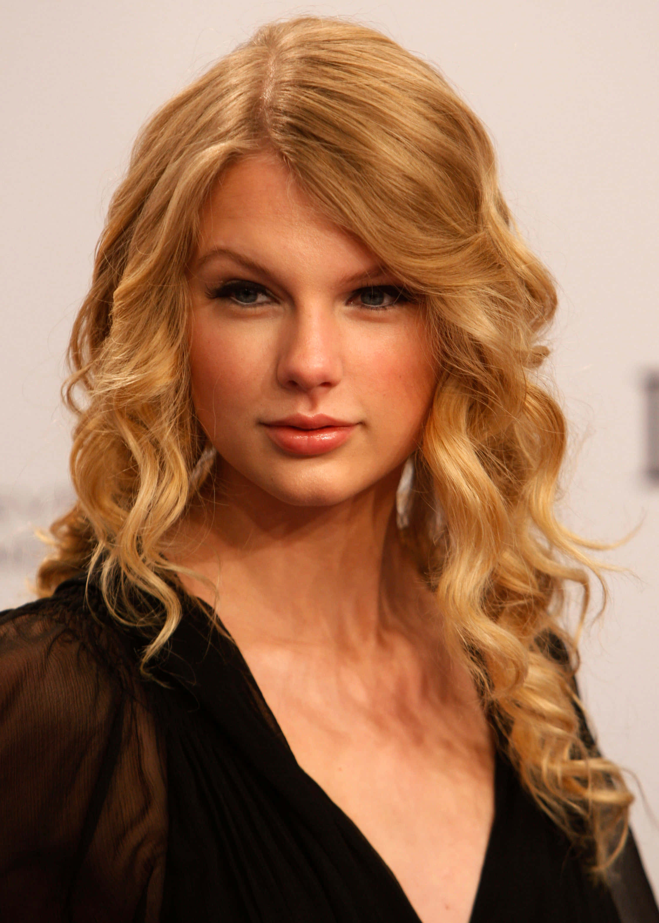 Taylor Swift akitumbuza kwenye jukwaa wakati wa konsati Picha ya Ukuta