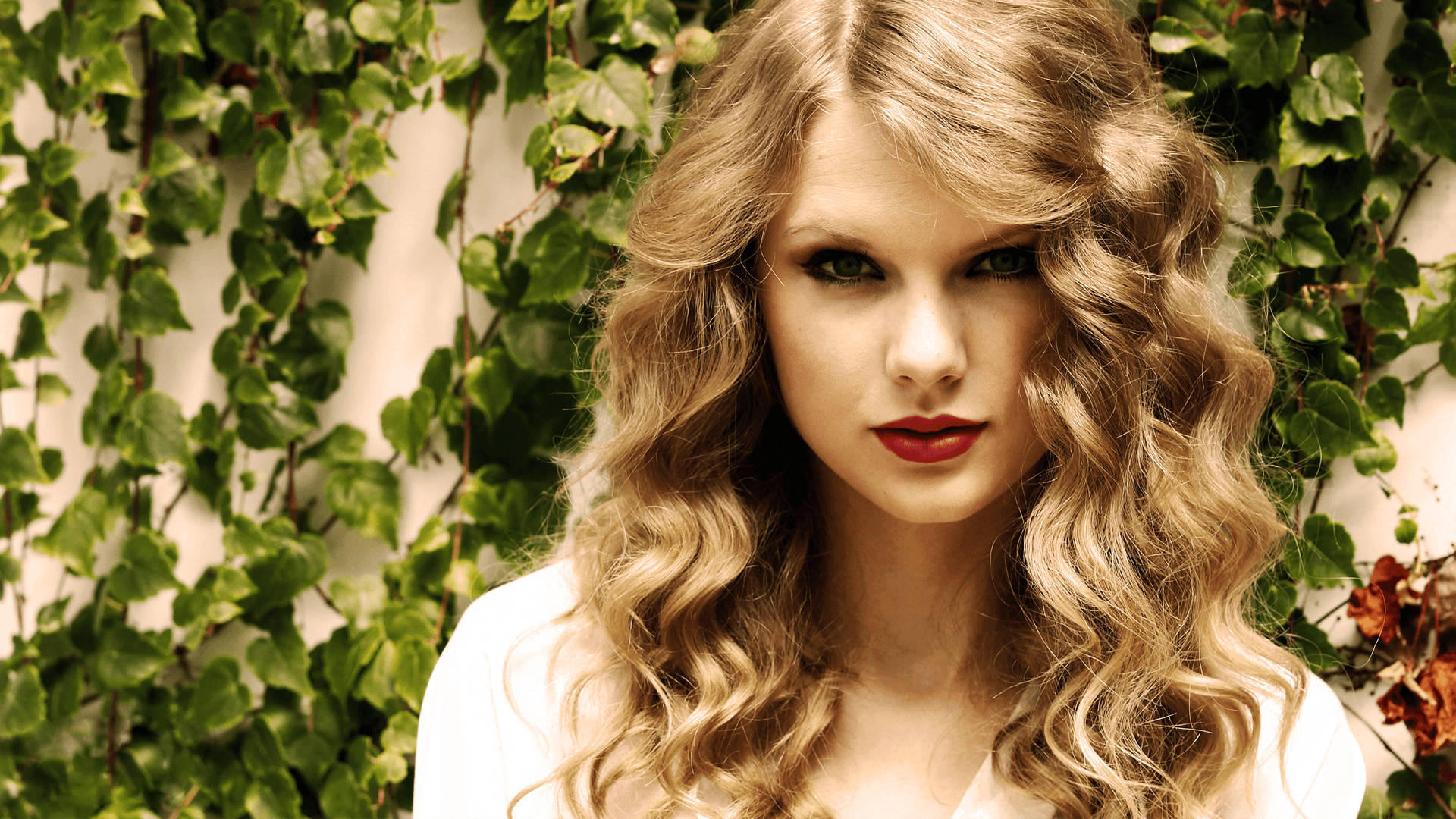 Taylor Swift Akiwa na Nywele Nzuri Zilizopinda Picha ya Ukuta