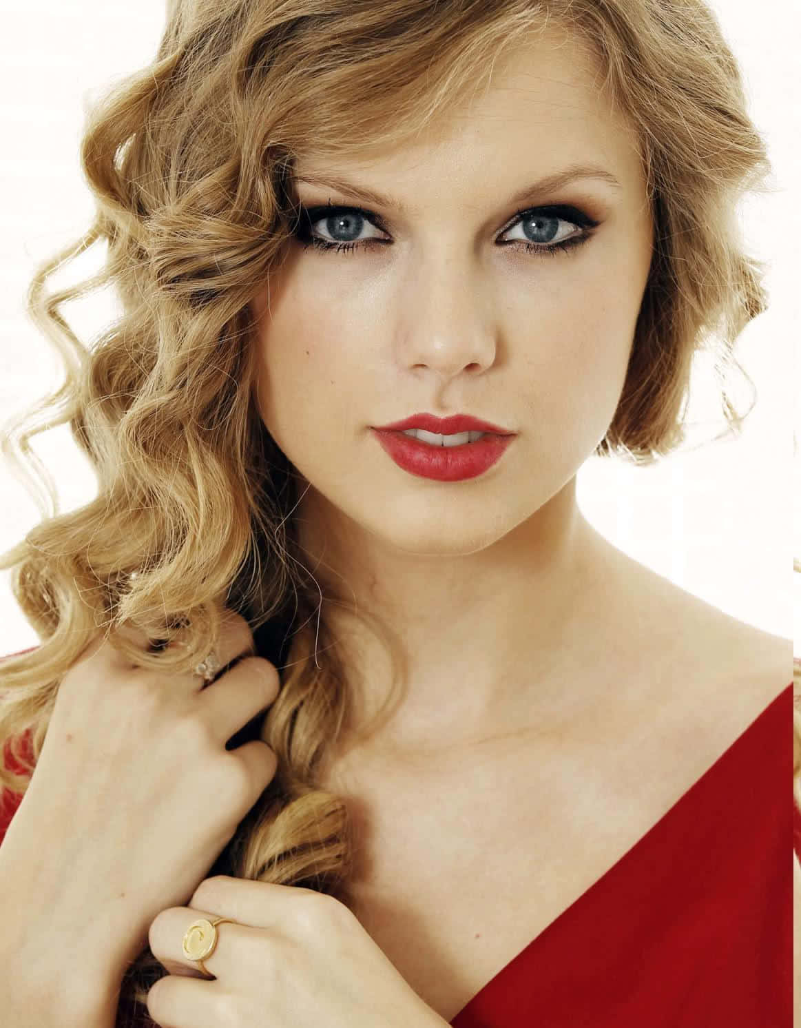 Taylor Swift anaonekana mrembo katika mavazi yake ya bluu Picha ya Ukuta