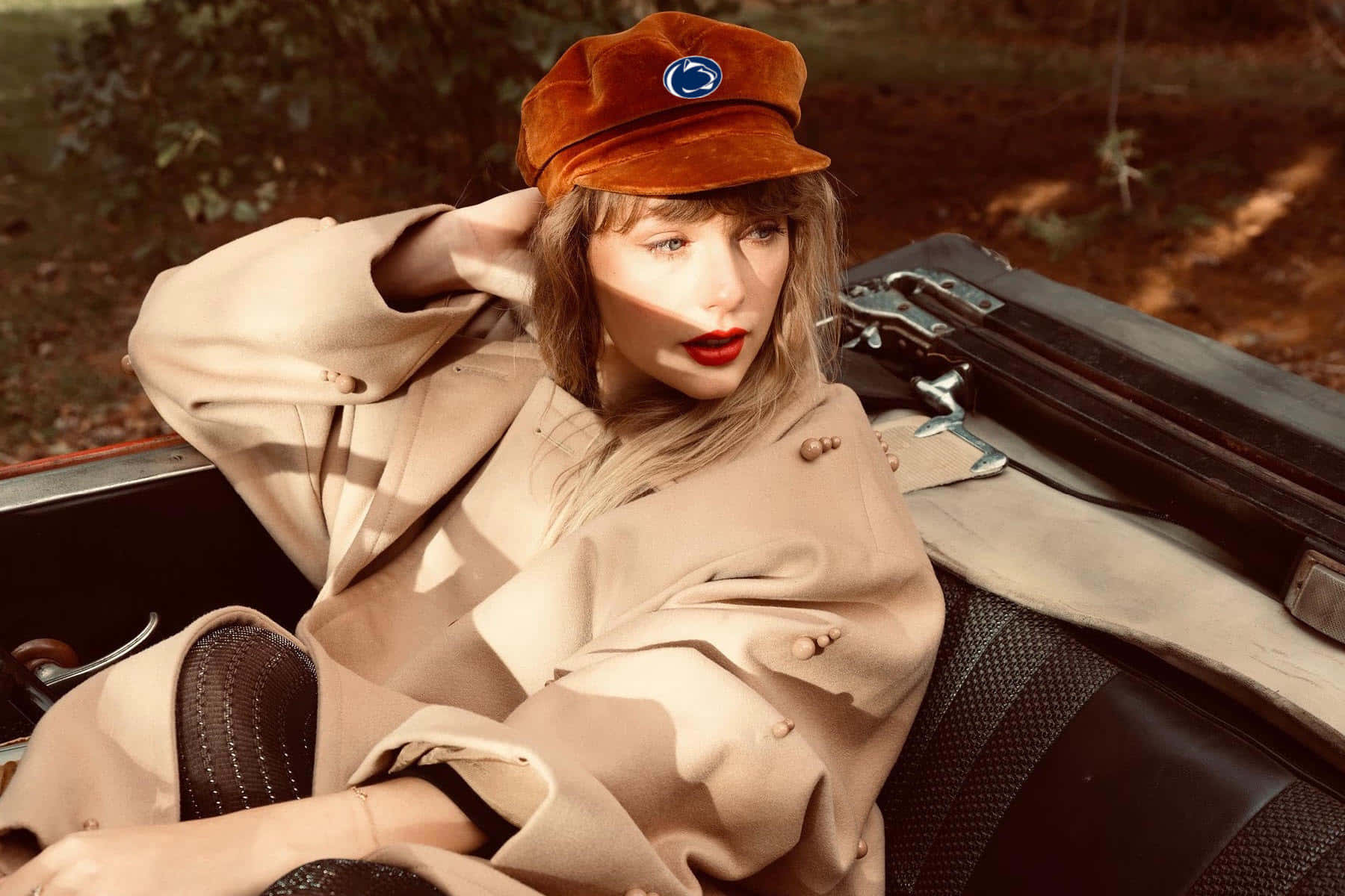 Taylor Swift Analeta Furaha kwa Muziki Wake Picha ya Ukuta