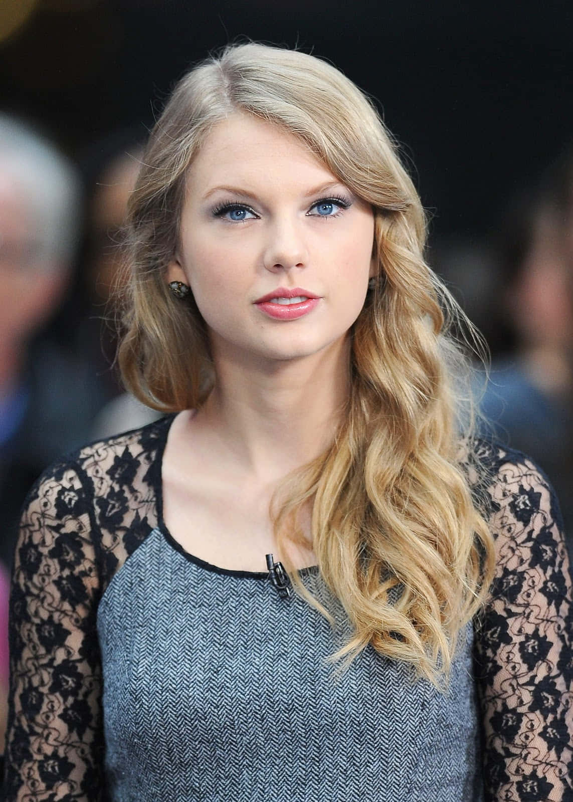 Taylor Swift anamuru wakati wa kusifu albamu yake ya hivi karibuni 'Lover' Picha ya Ukuta