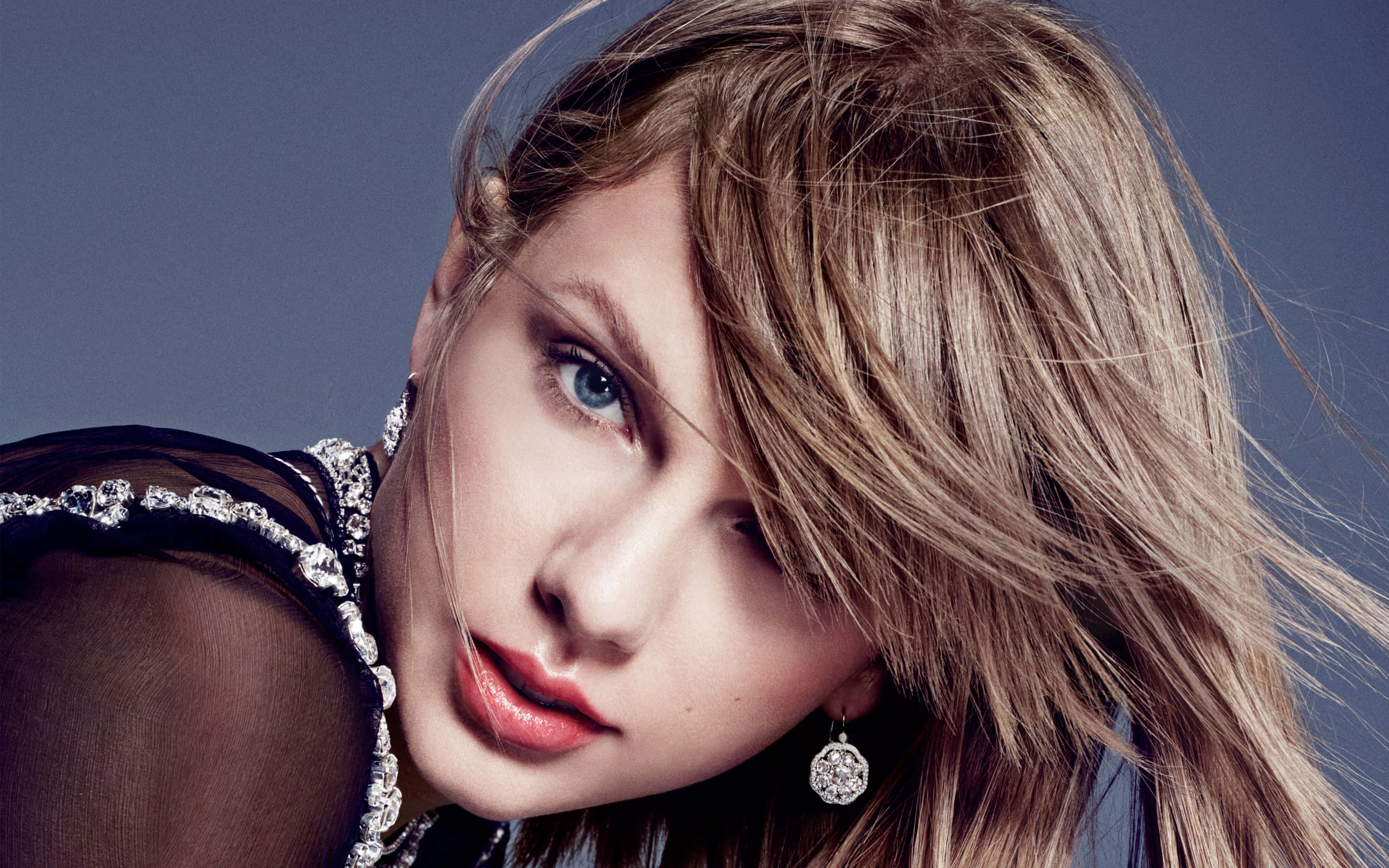 Taylor Swift anapiga hatua kwenye barabara ya mitindo, akionyesha onyesho lake binafsi la mitindo Picha ya Ukuta