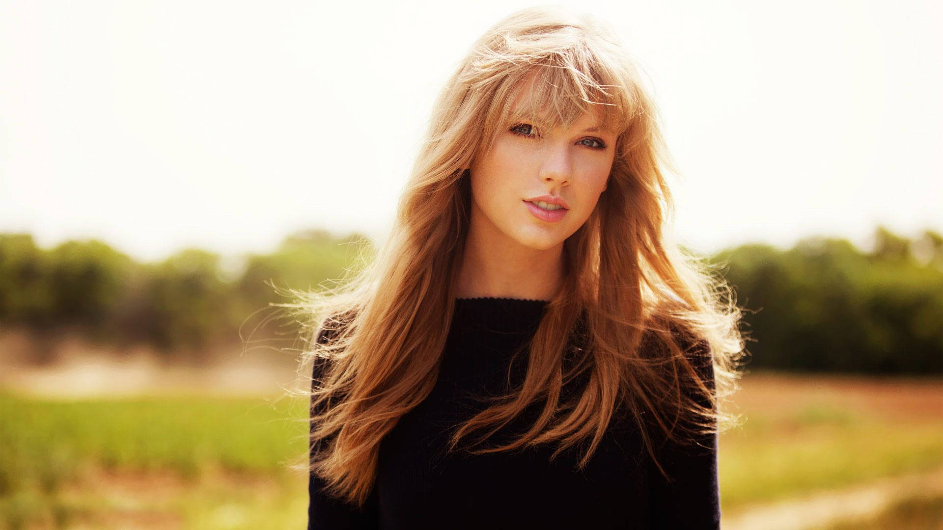 Taylor Swift Chini ya Jua Picha ya Ukuta