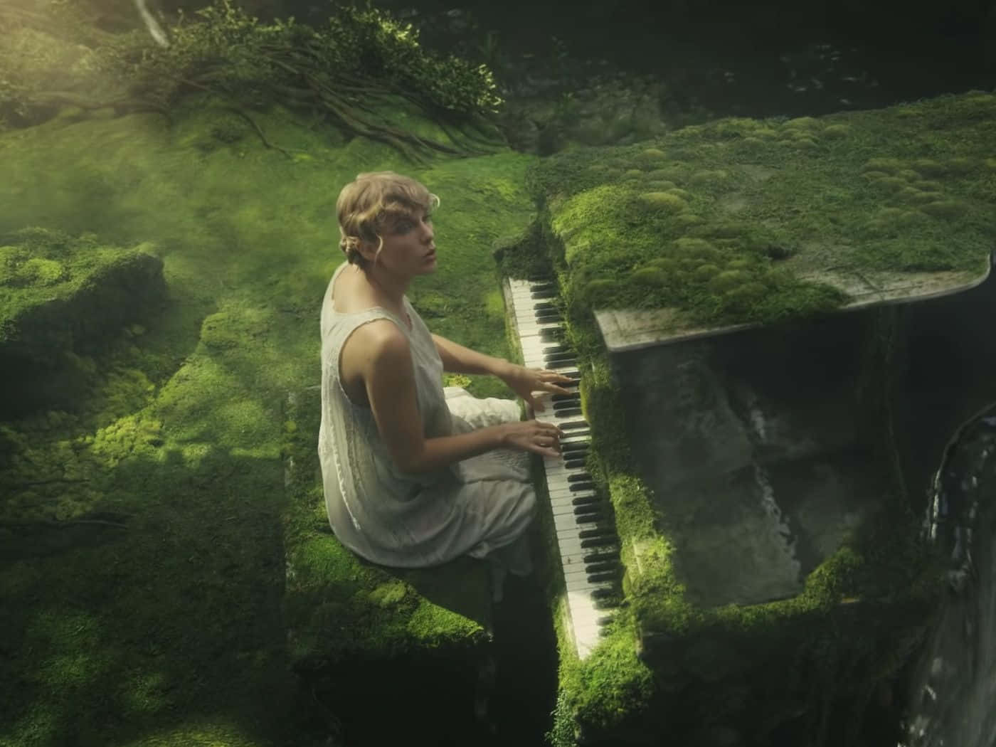 Taylor Swift Folklore Akicheza Piano Msituni Picha ya Ukuta