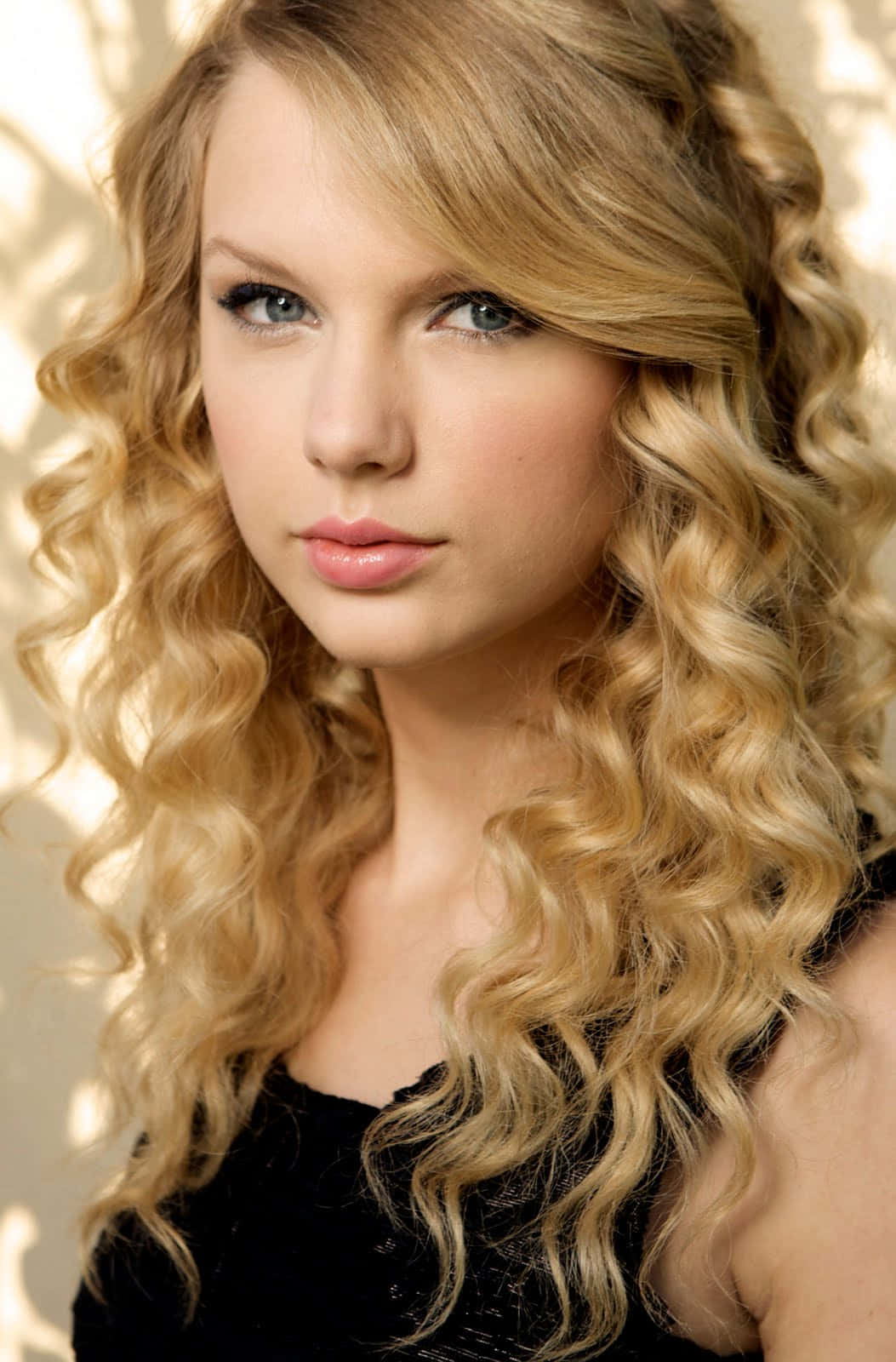 Taylor Swift inaonyesha tabasamu yake ya kupendeza Picha ya Ukuta