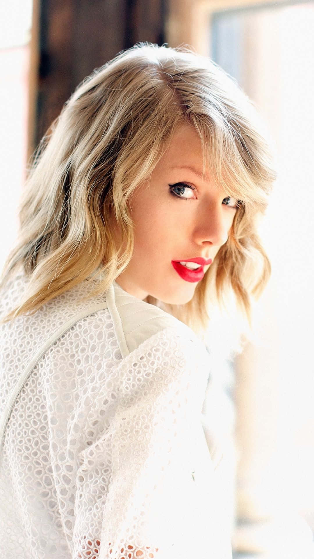 Taylor Swift iPhone Lipstick Nyekundu ya Kikale Picha ya Ukuta