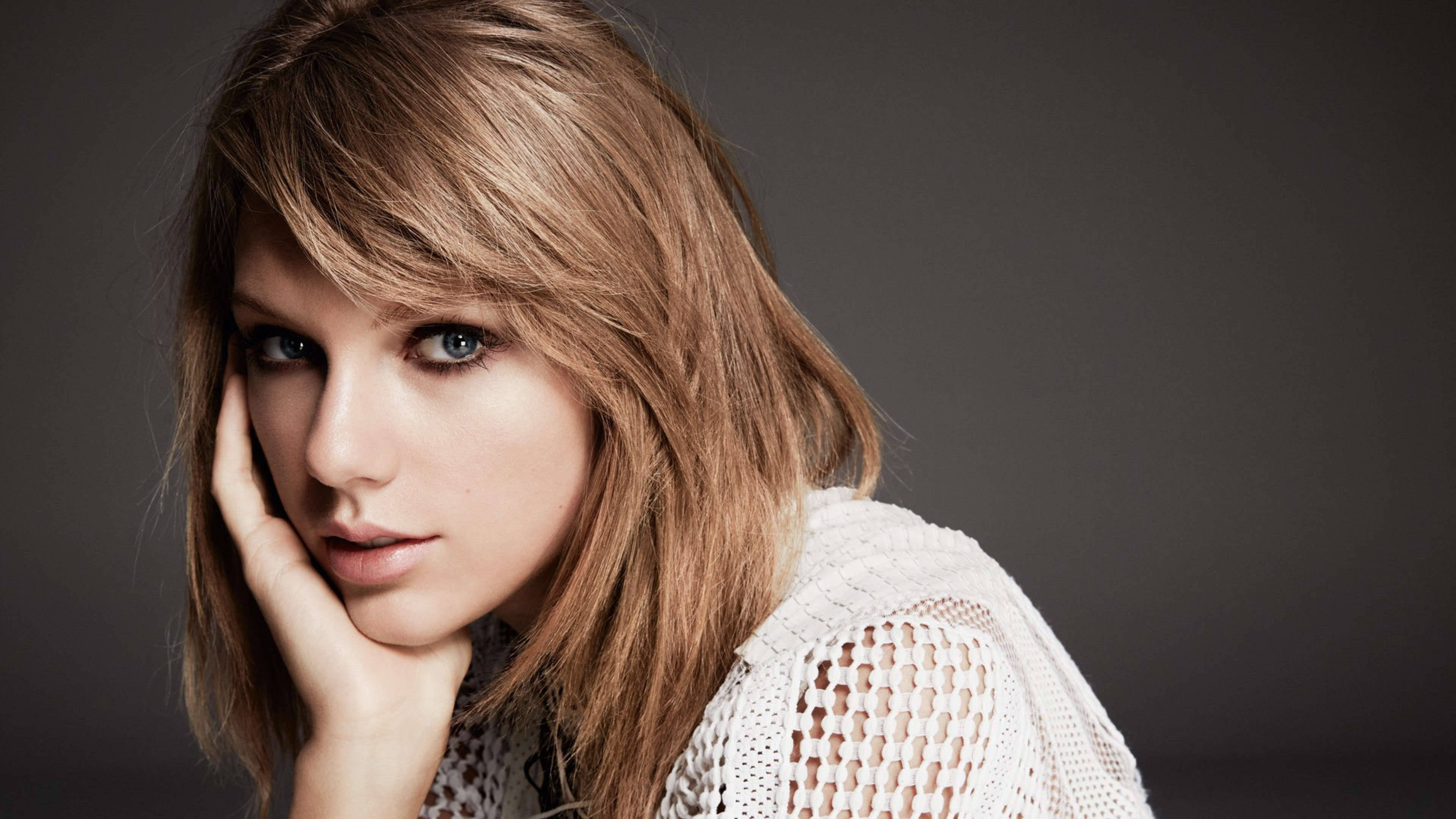 Taylor Swift katika mtindo wake wa kipekee wa kuvutia. Picha ya Ukuta