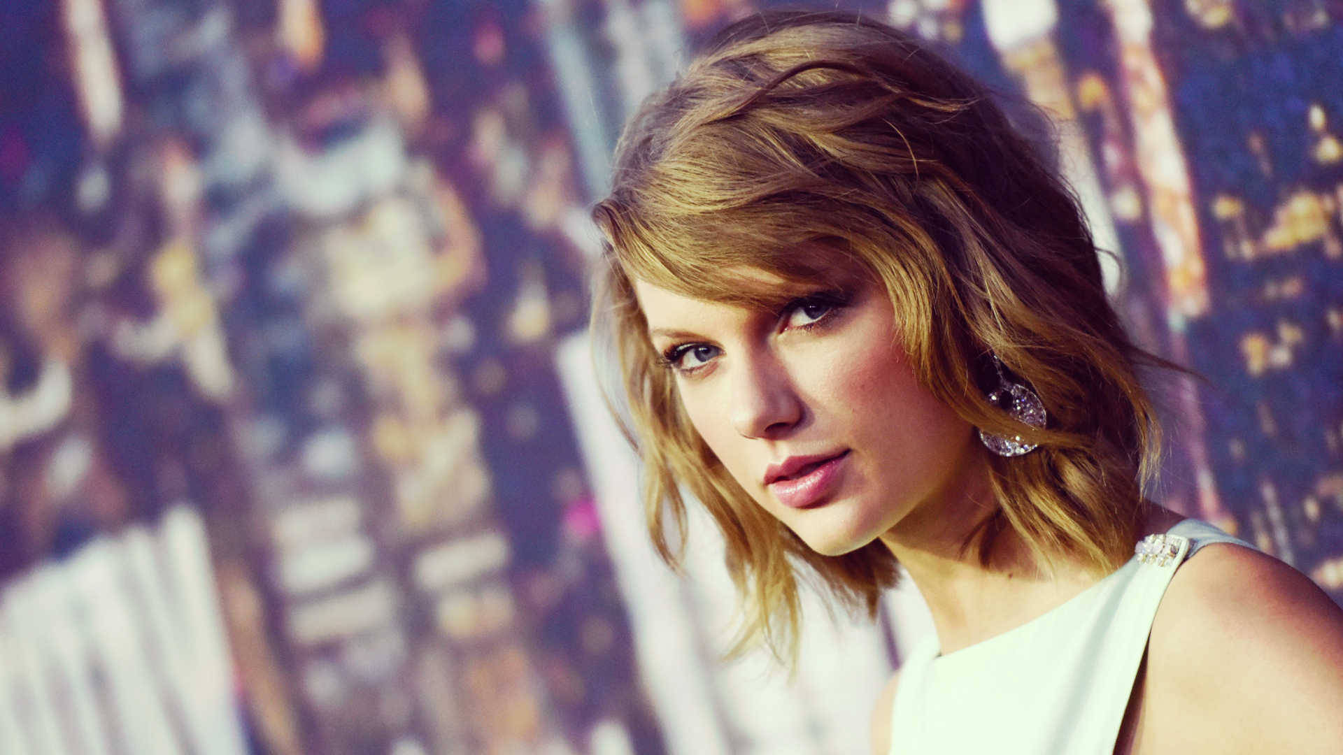 Taylor Swift Mwenye Nywele Fupi za Mawimbi Picha ya Ukuta