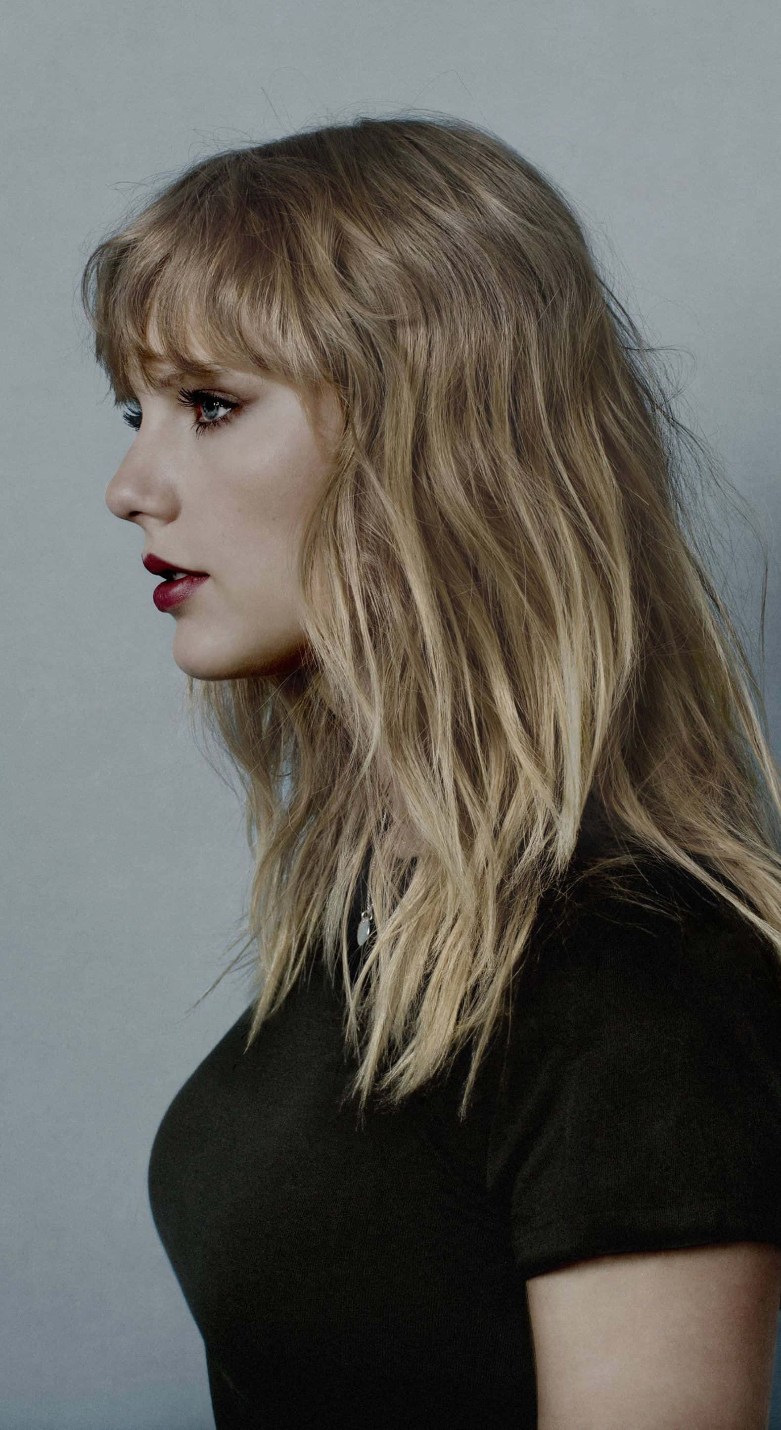 Taylor Swift mwenye nywele za rangi ya dhahabu kwa iPhone Picha ya Ukuta