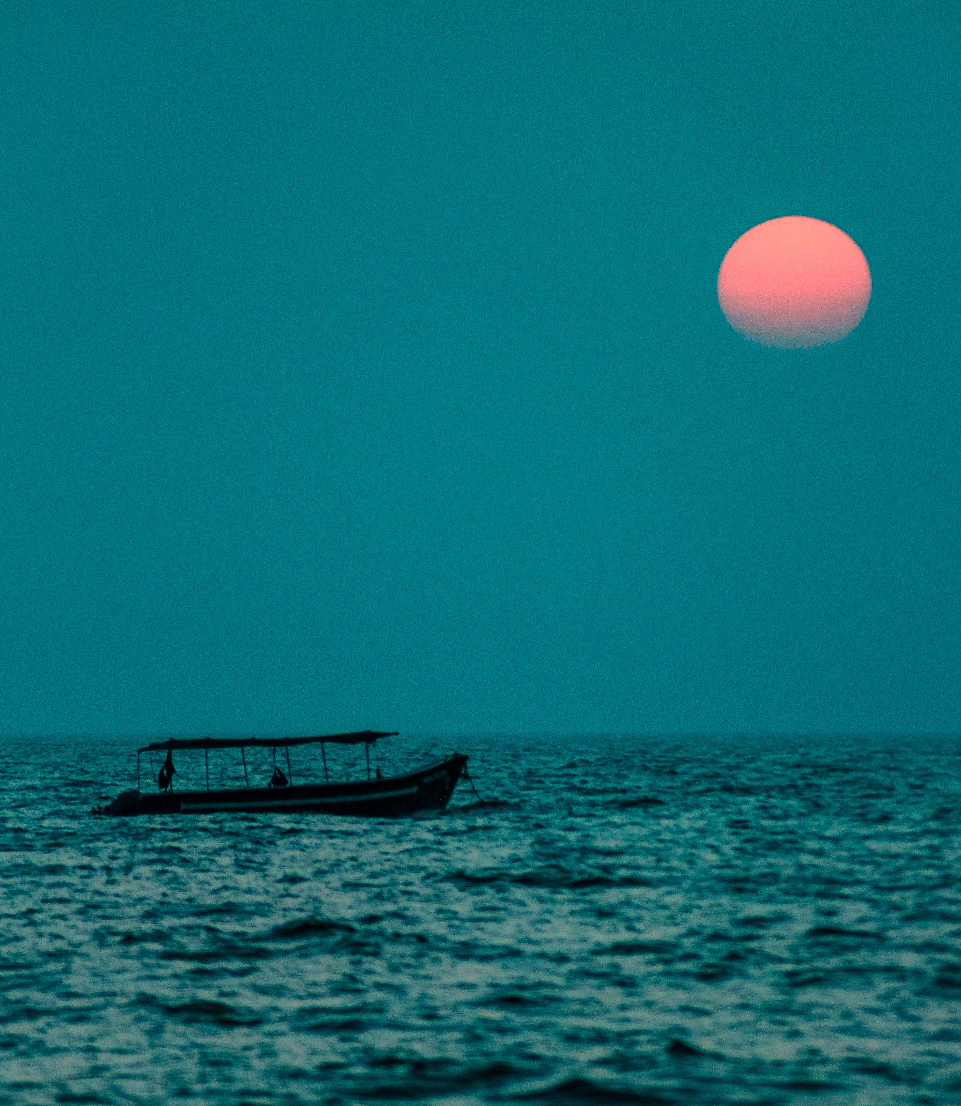 Teal Ocean And Pink Moon Picha ya Ukuta